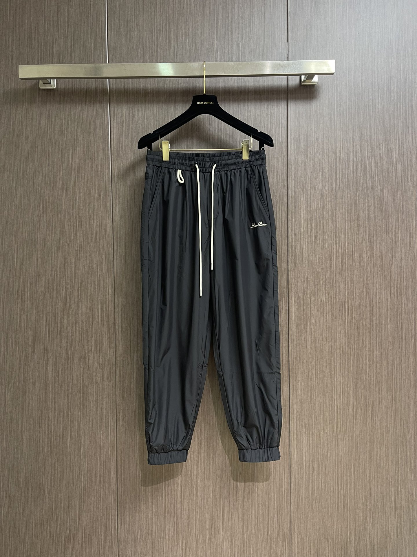 NO:525821,LP Loropiana 2025SS letter embroidered sports leg pants, customized matte trolley fabric, the fabric has waterproof coating process, OS loose silhouette design, a must-have item for daily commuting outfits. Size M-3XL, loro piana, loro piana, alexander wang19860909LP Loropiana 2025SS 字母刺绣运动束腿裤,定制消光塔丝隆面料,面料经过防水涂层工艺,OS宽松廓型设计,日常通勤穿搭必备单品.尺码M-3XL,,loro piana,loro piana,alexander wang,Men's clothing