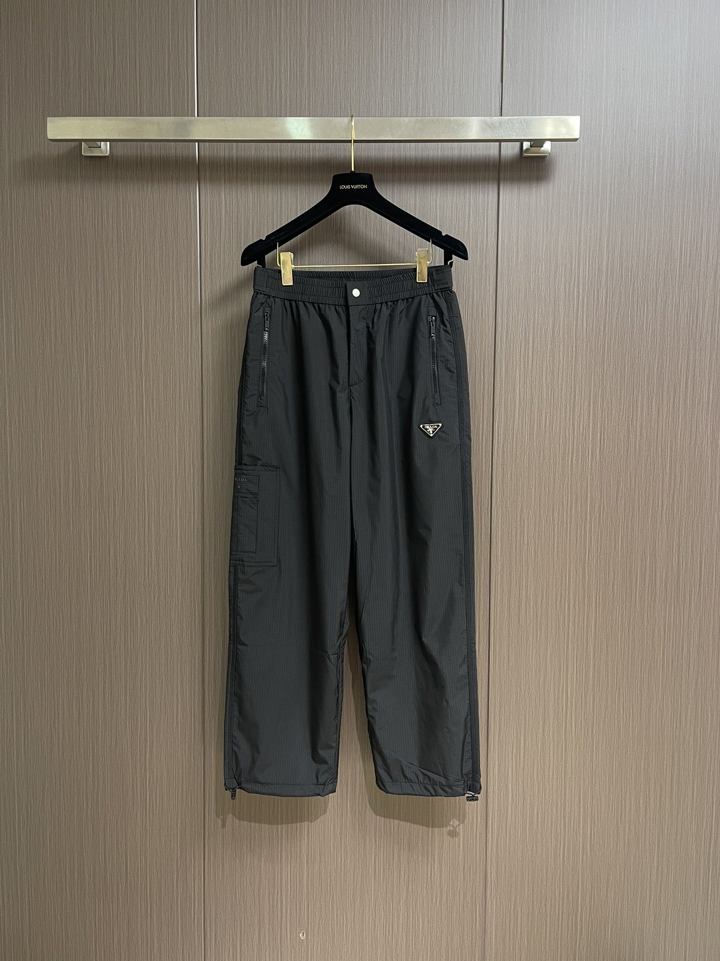 NO:525824,Prada men's casual pants, the upper body style is invincible!  One that can be seen with your eyes closed. This pants are very versatile, elastic waist, and can be worn for daily work. They are a perfect combination of fashion and leisure and outdoor sports, so whether you wear them normally or outdoors, it is your best choice. Size M-3XL, prada, alexander wang19860909Prada 男士休闲裤,上身版型无敌正！绝对可以闭眼收的一款,此款裤子非常百搭,弹力腰围,日常上班 户外运动都可以穿着,是时尚休闲与户外运动的完美结合,所以无论您平时穿或者户外穿都是您的最佳选择.尺码M-3XL,,prada,alexander wang,Men's clothing