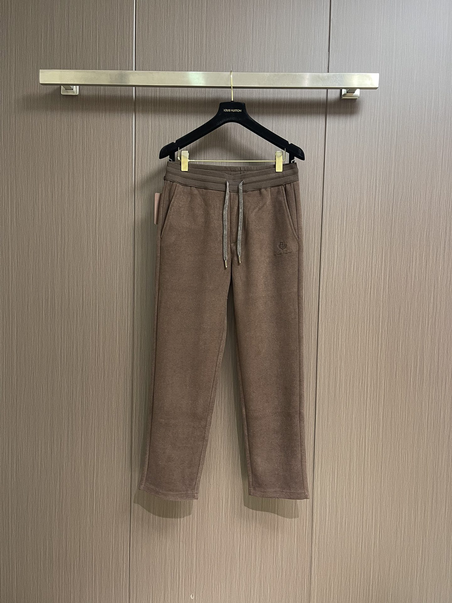 NO:528040,LP Loropiana new men's straight-leg sweatpants for autumn and winter, blended fabric, three-standard, elastic waist drawstring, fitted cutting, neat car line, impeccable details, classic and versatile. The upper body has a sense of slackness, size M-3XL M size hip circumference 99cm waist circumference 75-79 elasticity. Pants length 100cm L size hip circumference 104cm waist circumference 80-84 elasticity. Pants length 101cm XL size hip circumference 109cm waist circumference 85-89 elasticity. Pants length 102cm 2XL size hip circumference 114cm waist circumference 90-94 elasticity. Pants length 103cm 3XL size hip circumference 119cm waist circumference 95-99 elasticity. Pants length 104cm, loro piano, loro piano, alexander wang19860909LP Loropiana 秋冬新款男士直筒运动裤,混纺面料、三标齐、松紧腰抽绳、合体的裁剪、车线工整、细节无可挑剔,经典百搭 上身有总随意的松弛感,尺码M-3XL M码臀围99cm 腰围75-79弹力 裤长100cm L码臀围104cm 腰围80-84弹力 裤长101cm XL码臀围109cm 腰围85-89弹力 裤长102cm 2XL码臀围114cm 腰围90-94弹力 裤长103cm 3XL码臀围119cm 腰围95-99弹力 裤长104cm,,loro piana,loro piana,alexander wang,Men's clothing