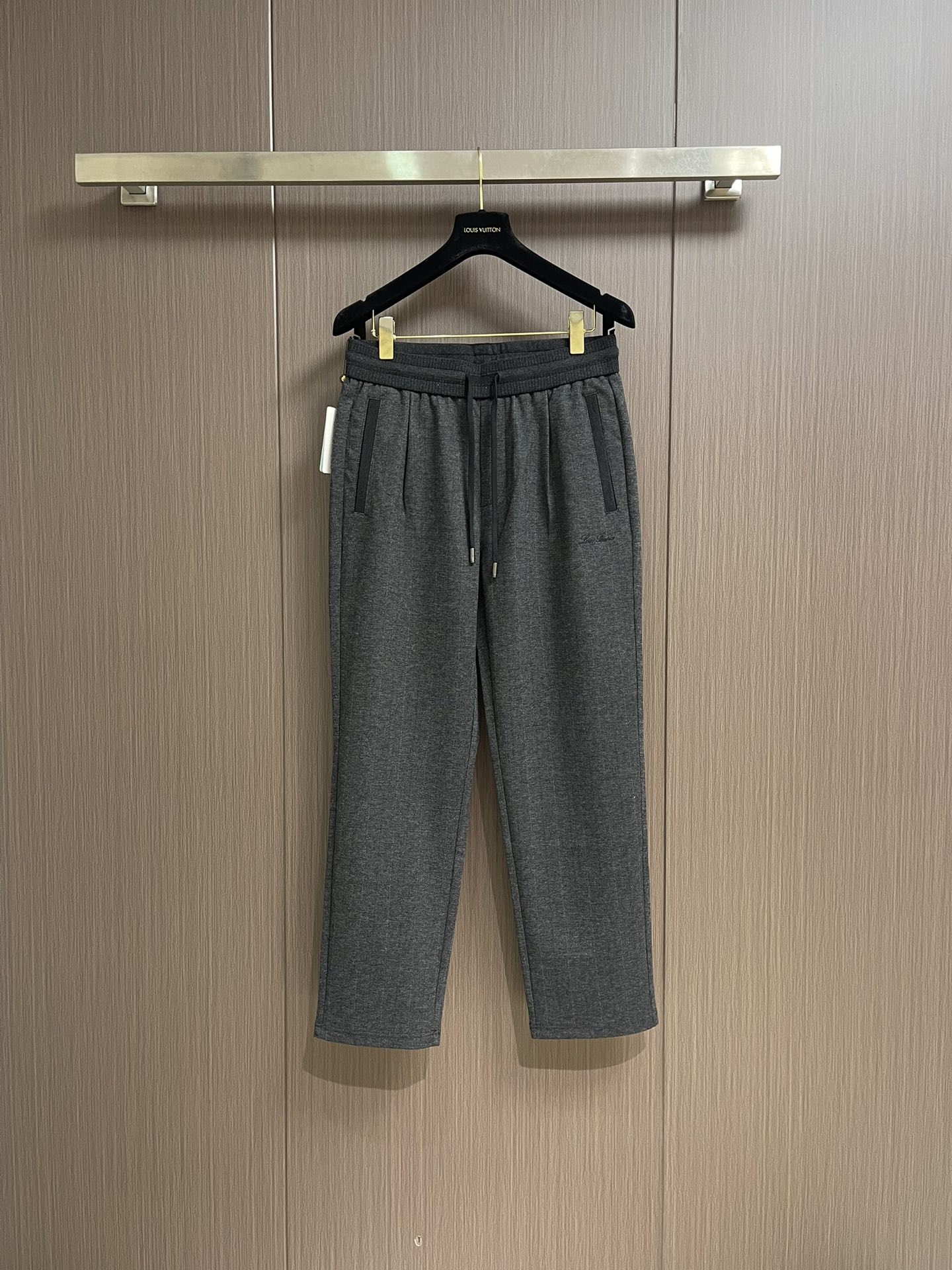 NO:528043,LP Loropiana 2025SS Letter embroidered straight sweatpants, blended fabric, three-standard, elastic waist drawstring, fitted cutting, neat car line, impeccable details, classic and versatile. The upper body has a sense of slackness, size M-3XL M size hip circumference 99cm waist circumference 75-79 elasticity. Pants length 100cm L size hip circumference 104cm waist circumference 80-84 elasticity. Pants length 101cm XL size hip circumference 109cm waist circumference 85-89 elasticity. Pants length 102cm 2XL size hip circumference 114cm waist circumference 90-94 elasticity. Pants length 103cm 3XL size hip circumference 119cm waist circumference 95-99 elasticity. Pants length 104cm, loro piano, loro piano, alexander  wang19860909LP Loropiana 2025SS 字母刺绣直筒运动裤,混纺面料、三标齐、松紧腰抽绳、合体的裁剪、车线工整、细节无可挑剔,经典百搭 上身有总随意的松弛感,尺码M-3XL M码臀围99cm 腰围75-79弹力 裤长100cm L码臀围104cm 腰围80-84弹力 裤长101cm XL码臀围109cm 腰围85-89弹力 裤长102cm 2XL码臀围114cm 腰围90-94弹力 裤长103cm 3XL码臀围119cm 腰围95-99弹力 裤长104cm,,loro piana,loro piana,alexander wang,Men's clothing