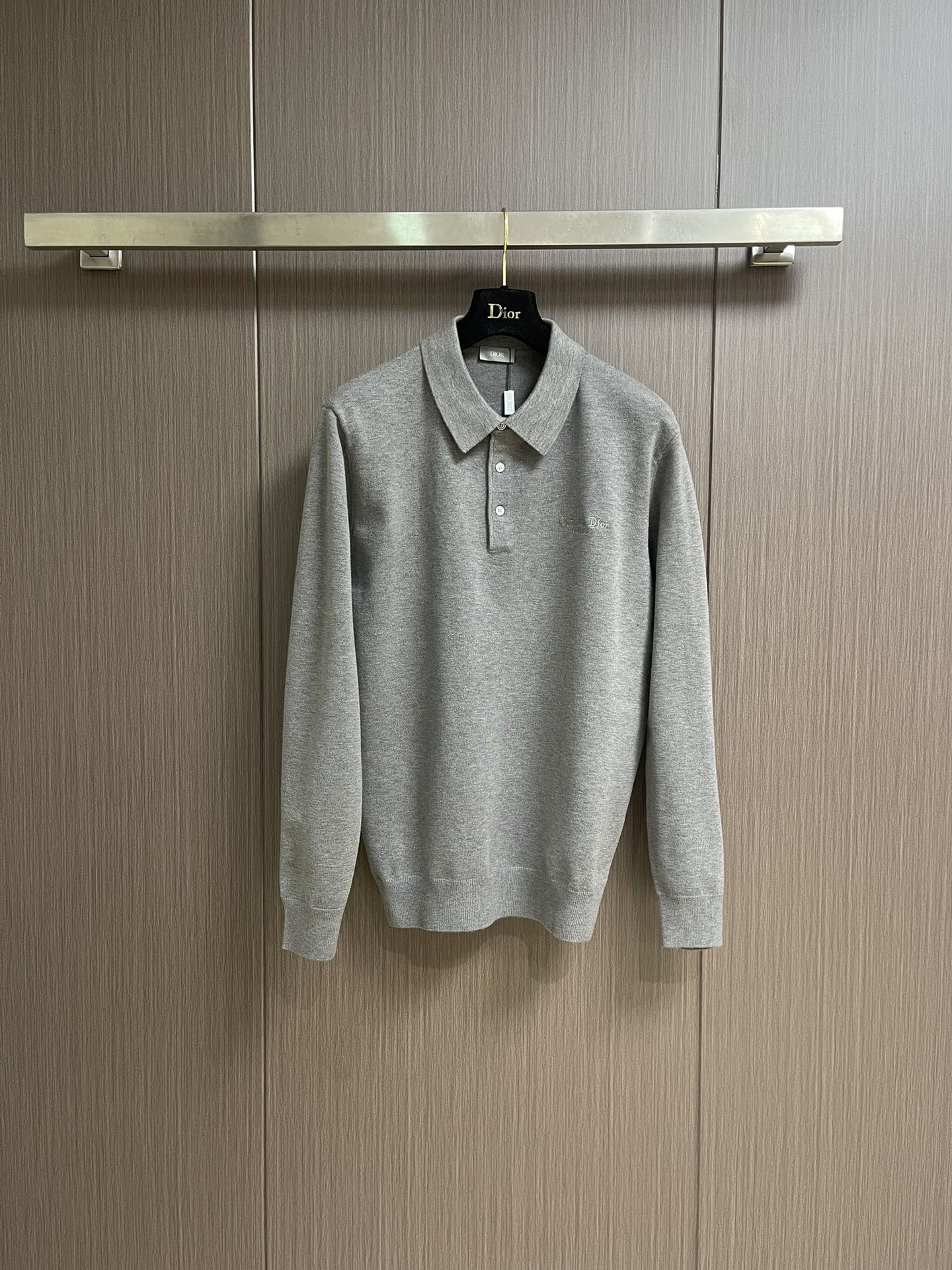 NO:524777,Dior 2025SS early autumn new long-sleeved lapel POLO shirt, classic and versatile style every year, a combination of three-button, cuff fork, button embellishment, exquisite embroidery of the left front chest, upright upper body, the overall upper body feel will not be too tight or too loose, very friendly to the figure, wear it well and is versatile and classic out of time!  The fabric is made of wool knitted fabric and garment washing process. The upper body makes the skin more comfortable to touch the fabric.  High-end upper body, skin-friendly and breathable, crisp and stylish. Order for full-quality. Size 48-56 M-3XL M/48 bust 106 shoulder width 44 Clothes 70 sleeve length 62 L/50 bust 110 shoulder width 46 Clothes 72 sleeve length 63 XL/52 bust 114 shoulder width 48 Clothes 74 sleeve length 64 2XL/54 bust 118 shoulder width 50 Clothes 76 sleeve length 65 3XL/56 bust 122 shoulder width 52 Clothes 77 sleeve length 66,,dior,alexander wang19860909Dior 2025SS早秋新款长袖翻领POLO衫,年年经典百搭款式 合体的版型 三粒扣 袖口脚叉 扣子点缀 左前胸品牌精致绣花 上身挺拔 整体上身感不会过紧或者过松 对身材很友好好穿又百搭经典不过时！面料采用 羊毛针织面料 成衣水洗的工艺 上身让皮肤接触面料更加舒适．上身很高档 亲肤透气,挺括有型 全品相的订单.尺码48-56 M-3XL M/48胸围106 肩宽44 衣长70 袖长62 L/50 胸围110 肩宽46 衣长72 袖长63 XL/52胸围114 肩宽48 衣长74 袖长64 2XL/54 胸围118 肩宽50 衣长76 袖长65 3XL/56 胸围122 肩宽52 衣长77 袖长66,,dior,alexander wang,Men's clothing