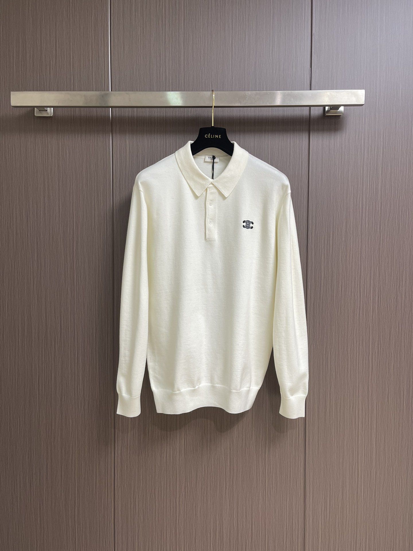 NO:525816,Celine 2025SS early autumn new lapel knitted long-sleeved POLO!  Custom imported yarn weaving, soft and skin-friendly, comfortable and stylish, lapel knitted long-sleeved fit, half-open neckline adjustment for skin-exposed, beautify the head and shoulder ratio and make it look slimmer, voxel color base, letter embroidered logo decoration on chest, strong retro style, elastic regular fitting to highlight the figure, easy to control when traveling or gatherings!  Size 48-56 M-3XL M/48 bust 106 shoulder width 44 Clothes 70 Sleeve length 62 L/50 Bust 110 Shoulder width 46 Clothes 72 Sleeve length 63 XL/52 bust 114 Shoulder width 48 Clothes 74 Sleeve length 64 2XL/54 Bust 118 Shoulder width 50 Clothes 76 Sleeve length 65 3XL/56 Bust 122 Shoulder width 52 Clothes 77 Sleeve length 66,,celine,alexander wang19860909Celine 2025SS早秋新款翻领针织长袖POLO！定制进口纱线织造 柔软亲肤 舒适有型 翻领针织长袖版型 领口半开襟开襟调节可恰当露肤 美化头肩比例更显瘦 通体素色打底 胸前字母刺绣徽标装饰 复古风格强烈 弹力常规版型突显身材 日常出行或聚会轻松驾驭！尺码48-56 M-3XL M/48胸围106 肩宽44 衣长70 袖长62 L/50 胸围110 肩宽46 衣长72 袖长63 XL/52胸围114 肩宽48 衣长74 袖长64 2XL/54 胸围118 肩宽50 衣长76 袖长65 3XL/56 胸围122 肩宽52 衣长77 袖长66,,celine,alexander wang,Men's clothing