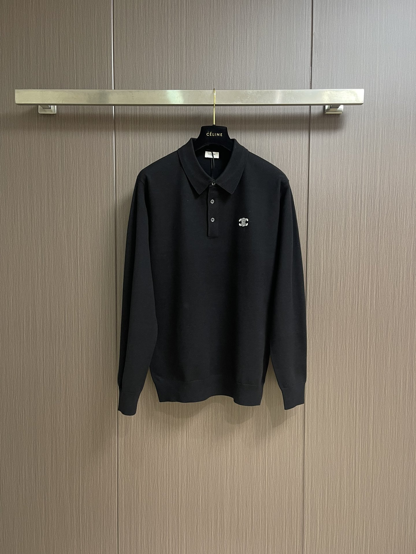 NO:524774,Celine 2025SS early autumn new lapel knitted long-sleeved POLO!  Custom imported yarn weaving, soft and skin-friendly, comfortable and stylish, lapel knitted long-sleeved fit, half-open neckline adjustment for skin-exposed, beautify the head and shoulder ratio and make it look slimmer, voxel color base, letter embroidered logo decoration on chest, strong retro style, elastic regular fitting to highlight the figure, easy to control when traveling or gatherings!  Size 48-56 M-3XL M/48 bust 106 shoulder width 44 Clothes 70 Sleeve length 62 L/50 Bust 110 Shoulder width 46 Clothes 72 Sleeve length 63 XL/52 bust 114 Shoulder width 48 Clothes 74 Sleeve length 64 2XL/54 Bust 118 Shoulder width 50 Clothes 76 Sleeve length 65 3XL/56 Bust 122 Shoulder width 52 Clothes 77 Sleeve length 66,,celine,alexander wang19860909Celine 2025SS早秋新款翻领针织长袖POLO！定制进口纱线织造 柔软亲肤 舒适有型 翻领针织长袖版型 领口半开襟开襟调节可恰当露肤 美化头肩比例更显瘦 通体素色打底 胸前字母刺绣徽标装饰 复古风格强烈 弹力常规版型突显身材 日常出行或聚会轻松驾驭！尺码48-56 M-3XL M/48胸围106 肩宽44 衣长70 袖长62 L/50 胸围110 肩宽46 衣长72 袖长63 XL/52胸围114 肩宽48 衣长74 袖长64 2XL/54 胸围118 肩宽50 衣长76 袖长65 3XL/56 胸围122 肩宽52 衣长77 袖长66,,celine,alexander wang,Men's clothing