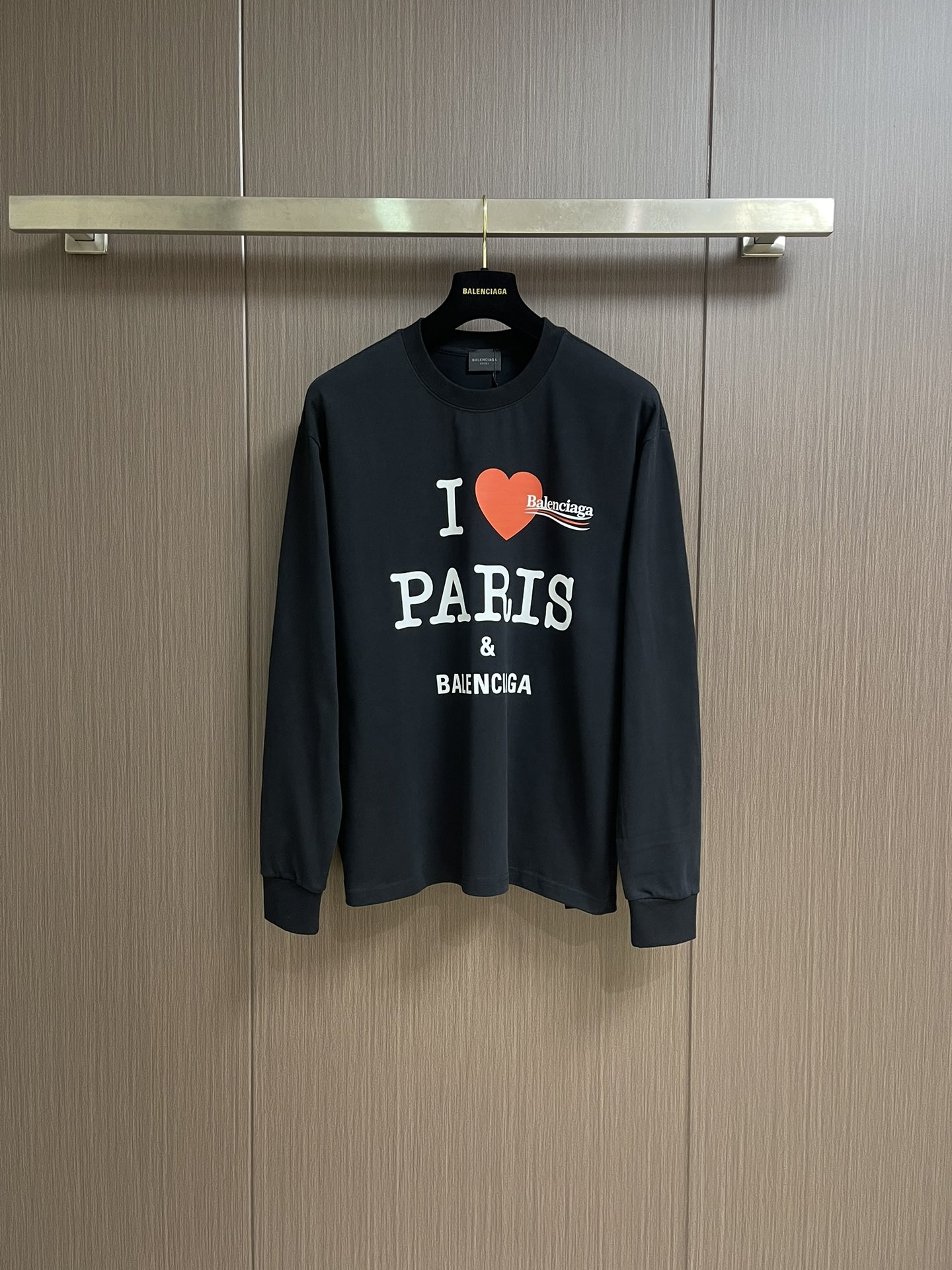 NO:524786,Balenciaga printed round neck terry long sleeve T-shirt, 400 grams of terry high gram weight 100% pure cotton, pre-shrink 1x1 double yarn washing in advance, same style for men and women. Size S-3XL Size bust 53 Shoulder width 49.5 Sleeve length 67 Sleeve length 60 M Size bust 55 Shoulder width 51 Sleeve length 69 Sleeve length 61 L Sleeve length 57 Shoulder width 52.5 Sleeve length 71 Sleeve length 62 XL Size bust 59 Shoulder width 54 Sleeve length 73 Sleeve length 63 2XL Size bust 61 Shoulder width 55.5 Sleeve length 75 Sleeve length 64 3XL Size bust 63 Shoulder width 57 Sleeve length 77 Sleeve length 65,,balenciaga,balenciaga,tees,t-shirt,alexander wang19860909Balenciaga 巴黎世家印花圆领毛圈长袖T恤,对版面料400克毛圈高克重百分百纯棉,提前做过预缩水1x1双纱洗, 男女同款.尺码S-3XL S码胸围53 肩宽49.5 衣长67袖长60 M码胸围55 肩宽51 衣长69袖长61 L码 胸围57 肩宽52.5 衣长71 袖长62 XL码 胸围59 肩宽54 衣长73袖长63 2XL码 胸围61 肩宽55.5 衣长75袖长64 3XL码 胸围63 肩宽57 衣长77袖长65,,balenciaga,balenciaga,tees，t-shirt,alexander wang,Men's clothing