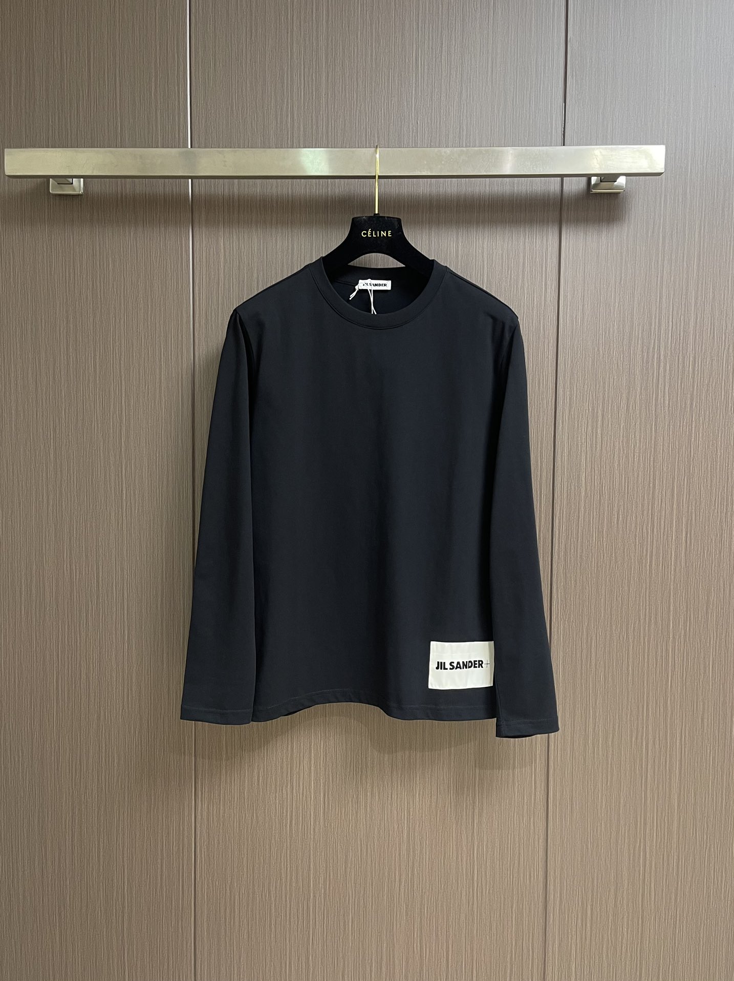 NO:524780,JIL SANDER letter logo long-sleeved T-shirt, a German designer brand, is famous for its frugal aesthetics and simple lines. Minimalism has never had to worry about its followers!  Niche design, classic and versatile, personalized silhouette design, simple and casual, same style for men and women. Size S-3XL S size bust 100 Shoulder width 44 Clothes length 68 Sleeve length 62 M Size bust 104 Shoulder width 45.5 Clothes length 70 Sleeve length 63 L Size bust 108 Shoulder width 47 Clothes length 72 Sleeve length 64 XL Size bust 112 Shoulder width 48.5 Clothes length 74 Sleeve length 65 2XL Size bust 116 Shoulder width 50 Clothes length 76 Sleeve length 66 3XL Size bust 120 Shoulder width 51.5 Clothes length 78 Sleeve length 67,,jil sander,tees,t-shirt,alexander wang19860909JIL SANDER 字母logo仔章长袖T恤,德国设计师品牌 由于节俭的美学和简洁的线条而闻名.极简主义一向不愁其追随者！小众设计,经典百搭,个性廓形设计,简约休闲,男女同款.尺码S-3XL S码胸围100 肩宽44 衣长68袖长62 M码胸围104 肩宽45.5 衣长70袖长63 L码 胸围108 肩宽47 衣长72 袖长64 XL码 胸围112 肩宽48.5衣长74袖长65 2XL码 胸围116 肩宽50 衣长76袖长66 3XL码 胸围120 肩宽51.5衣长78袖长67,,jil sander,tees，t-shirt,alexander wang,Men's clothing