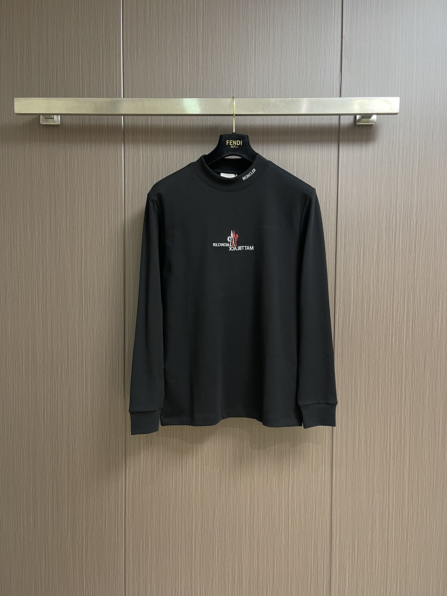 NO:524790,Moncler 2025ss autumn and winter new long-sleeved T-shirt, customized fabrics, customized embroidery logo, excellent comfort and breathability, excellent soft, wrinkle-resistant elasticity and drooping. Whether worn alone or in the inner wear, they are very handsome, pursue luxury, noble and elegant style, create extraordinary men's taste, excellent visual effect, extremely high grade, simple and fashionable, a must-have choice for casual business. Size M-3XL, tees, t-shirt, alexander wang19860909moncler 2025ss秋冬新款长袖T恤,定制面料,定制刺绣logo,舒适性与透气性兼优,柔软抗皱弹性和垂性极佳,无论是单穿或是内搭都是帅气十足,追求奢华高贵优雅风范,打造不凡男士品味,视觉效果非常赞,档次极高,简约时尚,休闲商务必备之选.尺码M-3XL,,tees，t-shirt,alexander wang,Men's clothing