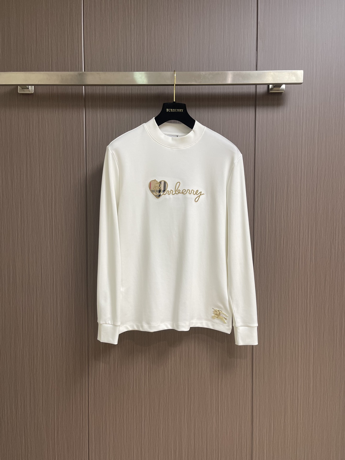 NO:524792,Burberry 2025s early autumn new long-sleeved T-shirt, basic style recommended!  A versatile God of War!  Classic plaid love graphic three-dimensional embroidery design on the chest.  Three-dimensional matching of letter logo.  Excellent texture and breathable.  It's unforgettable!  Customized high-quality 40 300g pure cotton fabric.  Comfortable and soft ~ a must-have item for single outfits!  Size M-3XL, Burberry, Tees, t-shirt, alexander wang19860909Burberry 2025s早秋新款长袖T恤,基础款推荐！百搭战神！胸前B家经典格纹爱心图形立体绣花设计．字母logo立体搭配．质感极好舒适又透气．让人过目难忘！订制优质40支300g纯棉面料．舒适柔软～单穿搭配必备单品！尺码M-3XL,,burberry,tees，t-shirt,alexander wang,Men's clothing