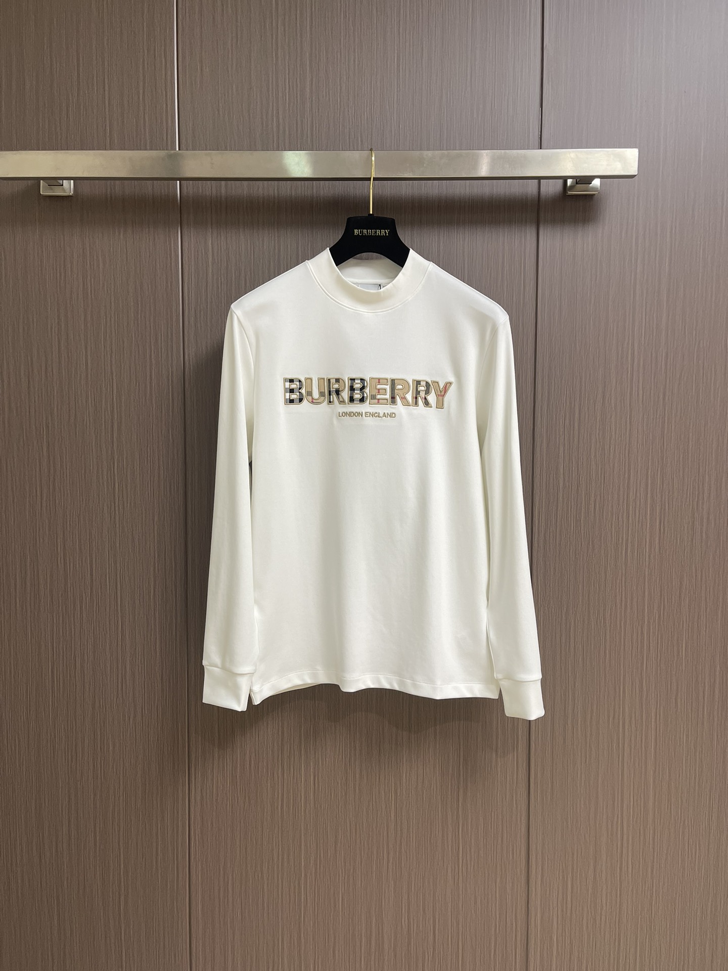 NO:528055,Burberry 2025ss classic men's plaid logo embroidered round neck long-sleeved T-shirt, a classic style, round neck basic T-shirt!  Classic check logo embroidery pattern!  Pure cotton fabric is super soft and skin-friendly, and it feels very textured to the touch, and the skin-friendly level is simply perfect!  Whether it is worn alone or in-house, it is very youthful and bright, and it is a timeless item!  Size M-3XL, Burberry, Tees, t-shirt, alexander wang19860909Burberry 2025ss 经典款男士格纹logo刺绣标识圆领长袖T恤,永不过时经典款,圆领基础款t恤！经典格纹logo刺绣图案！纯棉面料超级柔软亲肤,摸上去非常有质感,亲肤度简直完美！不管是单穿还是做内搭,都非常的青春明亮,是永不过时的单品！尺码M-3XL,,burberry,tees，t-shirt,alexander wang,Men's clothing