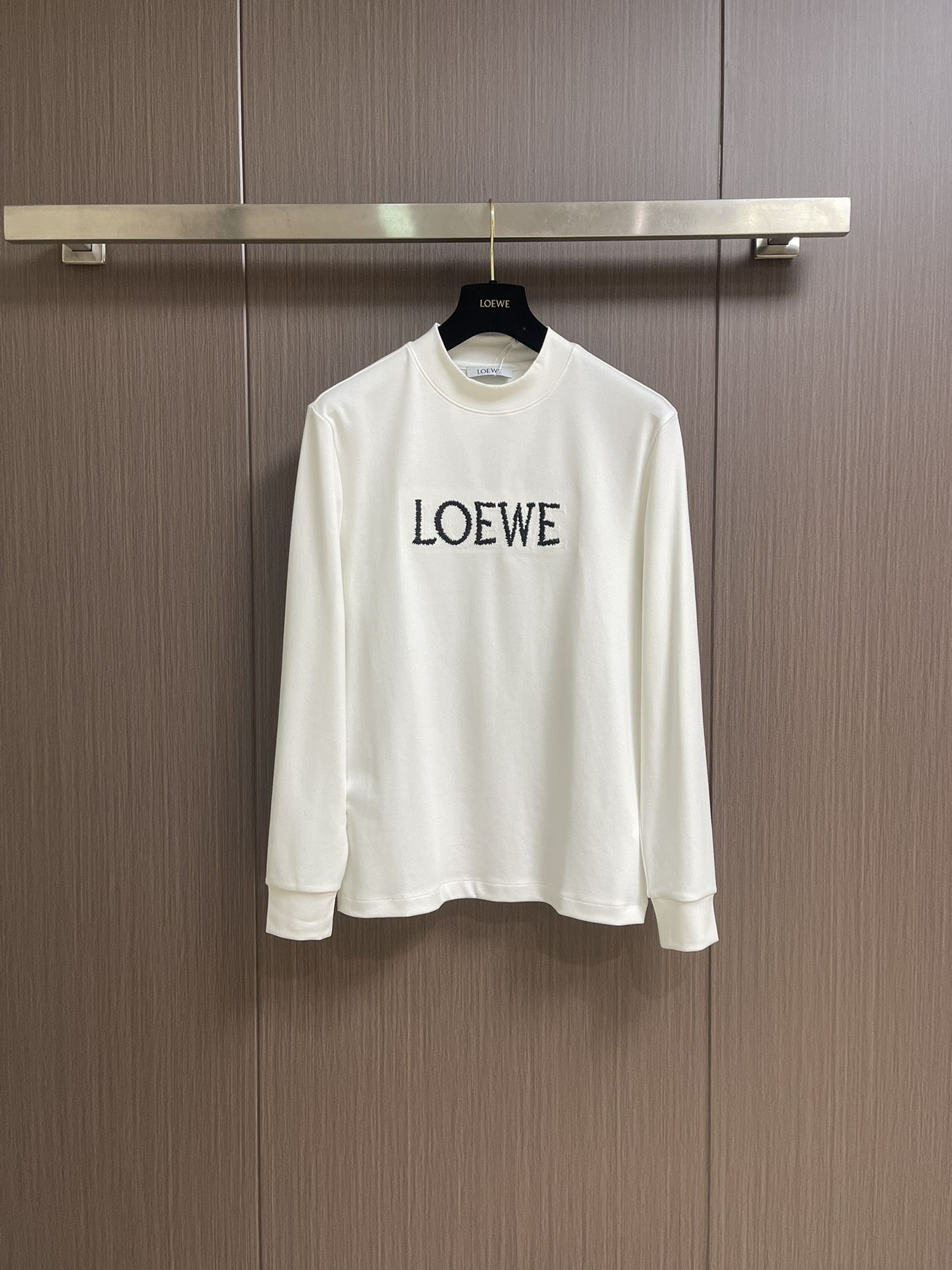 NO:524769,Loewe Long-sleeved T-shirt with a long-sleeved logo on the front of the chest. The original imported fabric is soft and comfortable, comfortable and breathable, skin-friendly and not stubborn. It has a unique mixed and matched design style. Whether worn alone or matched, it is a versatile item, demonstrating the personality of young people, with a very high level and a handsome upper body!  Size M-3XL, loewe,loewe,tees,t-shirt,alexander wang19860909Loewe 罗意威胸前logo标识长袖T恤 进口原版客供面料,柔软舒适,上身舒适透气,亲肤不扎人,独特混搭设计风格,无论是单穿还是搭配,都是百搭单品,彰显了年轻人的个性,档次极高,上身帅气十足！尺码M-3XL,,loewe,loewe,tees，t-shirt,alexander wang,Men's clothing