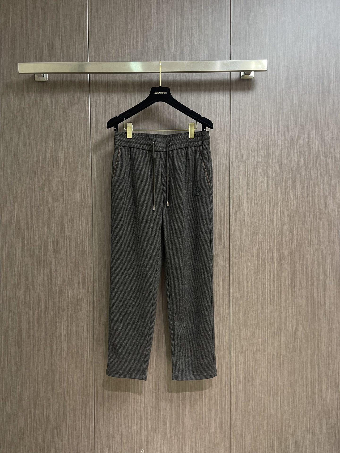 NO:528032,LP Loropiana new men's straight-leg sweatpants for autumn and winter, blended fabric, three-standard, elastic waist drawstring, fitted cutting, neat car line, impeccable details, classic and versatile. The upper body has a sense of slackness, size M-3XL M size hip circumference 99cm waist circumference 75-79 elasticity. Pants length 100cm L size hip circumference 104cm waist circumference 80-84 elasticity. Pants length 101cm XL size hip circumference 109cm waist circumference 85-89 elasticity. Pants length 102cm 2XL size hip circumference 114cm waist circumference 90-94 elasticity. Pants length 103cm 3XL size hip circumference 119cm waist circumference 95-99 elasticity. Pants length 104cm, loro piano, loro piano, alexander wang19860909LP Loropiana 秋冬新款男士直筒运动裤,混纺面料、三标齐、松紧腰抽绳、合体的裁剪、车线工整、细节无可挑剔,经典百搭 上身有总随意的松弛感,尺码M-3XL M码臀围99cm 腰围75-79弹力 裤长100cm L码臀围104cm 腰围80-84弹力 裤长101cm XL码臀围109cm 腰围85-89弹力 裤长102cm 2XL码臀围114cm 腰围90-94弹力 裤长103cm 3XL码臀围119cm 腰围95-99弹力 裤长104cm,,loro piana,loro piana,alexander wang,Men's clothing