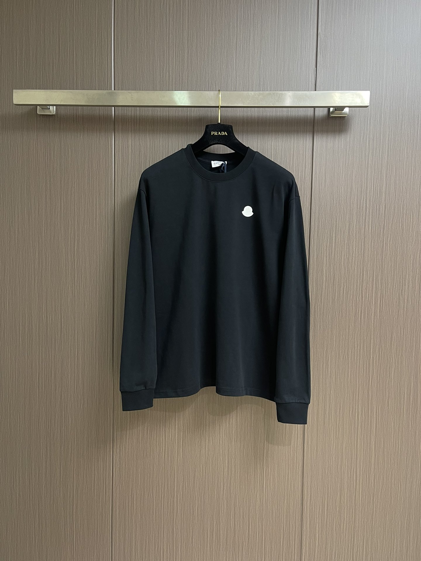 NO:524788,Moncler 2025FW new brand letter logo cotton versatile casual round neck long-sleeved T-shirt, fashionable and versatile, upright and stylish, not picky, perfectly controlled by any age, customized Tensile soft cotton fabric. Size S-3XL Size bust 53 Shoulder width 49.5 Sleeve length 67 Sleeve length 60 M Size bust 55 Shoulder width 51 Sleeve length 69 Sleeve length 61 L Sleeve length 57 Shoulder width 52.5 Sleeve length 71 Sleeve length 62 XL Size bust 59 Shoulder width 54 Sleeve length 73 Sleeve length 63 2XL Size bust 61 Shoulder width 55.5 Sleeve length 75 Sleeve length 64 3XL Size bust 63 Shoulder width 57 Sleeve length 77 Sleeve length 65,,tees,t-shirt,alexander wang19860909Moncler 2025FW新款品牌字母徽标棉质百搭休闲圆领长袖T恤,时尚百搭、上身挺拔有型,不挑人穿、任何年龄段都可完美驾驭,定制天丝柔棉面料.尺码S-3XL S码胸围53 肩宽49.5 衣长67袖长60 M码胸围55 肩宽51 衣长69袖长61 L码 胸围57 肩宽52.5 衣长71 袖长62 XL码 胸围59 肩宽54 衣长73袖长63 2XL码 胸围61 肩宽55.5 衣长75袖长64 3XL码 胸围63 肩宽57 衣长77袖长65,,tees，t-shirt,alexander wang,Men's clothing