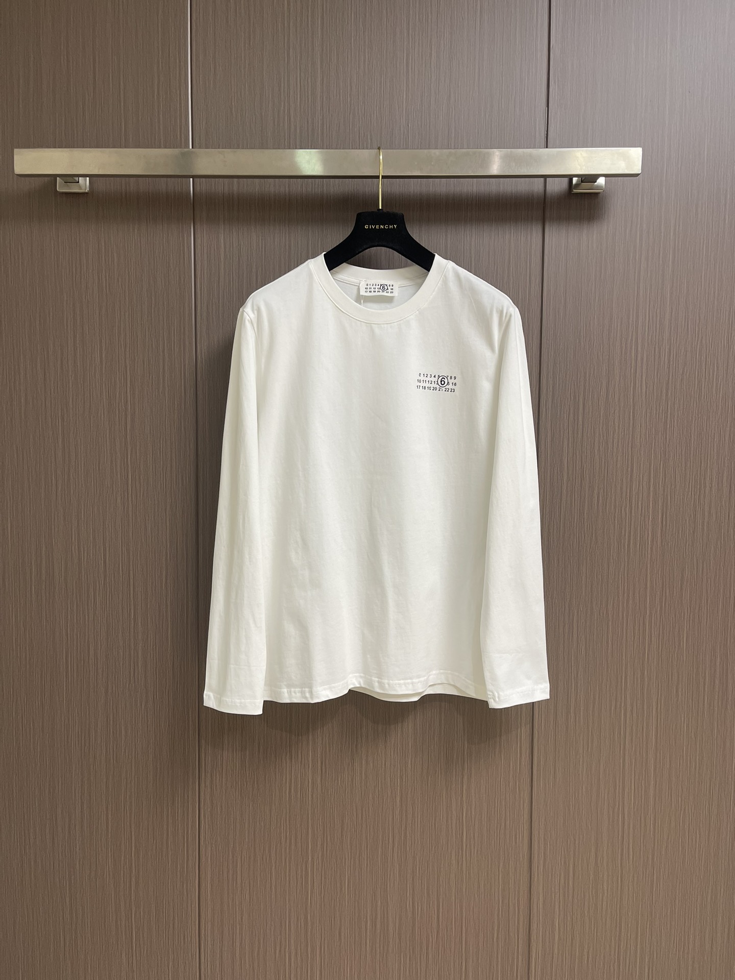 NO:524783,Martin Margiela MM6 long-sleeved T-shirt, selected 270g double yarn tightly spun plain fabric, perfect knot of texture and comfort, breathability and comfort, wear resistance and texture coexist. Every time you wear it, it is a gentle care for the skin. Size S-3XL S size bust 100 Shoulder width 44 Sleeves 68 Sleeves 62 Size M S bust 104 Shoulder width 45.5 Sleeves 70 Sleeves 63 Size L size bust 108 Shoulder width 47 Sleeves 72 Sleeves 64 XL size bust 112 Shoulder width 48.5 Sleeves 74 Sleeves 65 2XL size bust 116 Shoulder width 50 Sleeves 76 Sleeves 66 3XL size bust 120 Shoulder width 51.5 Sleeves 78 Sleeves 67,,masion  margiela,masion margiela,tees,t-shirt,alexander wang19860909Martin Margiela MM6 马吉拉长袖T恤,精选270g双纱紧密纺平纹面料,质感与舒适度的完美结,透气性与舒适度兼备,耐磨性与质感并存.每一次穿着,都是对肌肤的温柔呵护.尺码S-3XL S码胸围100 肩宽44 衣长68袖长62 M码胸围104 肩宽45.5 衣长70袖长63 L码 胸围108 肩宽47 衣长72 袖长64 XL码 胸围112 肩宽48.5衣长74袖长65 2XL码 胸围116 肩宽50 衣长76袖长66 3XL码 胸围120 肩宽51.5衣长78袖长67,,masion margiela,masion margiela,tees，t-shirt,alexander wang,Men's clothing