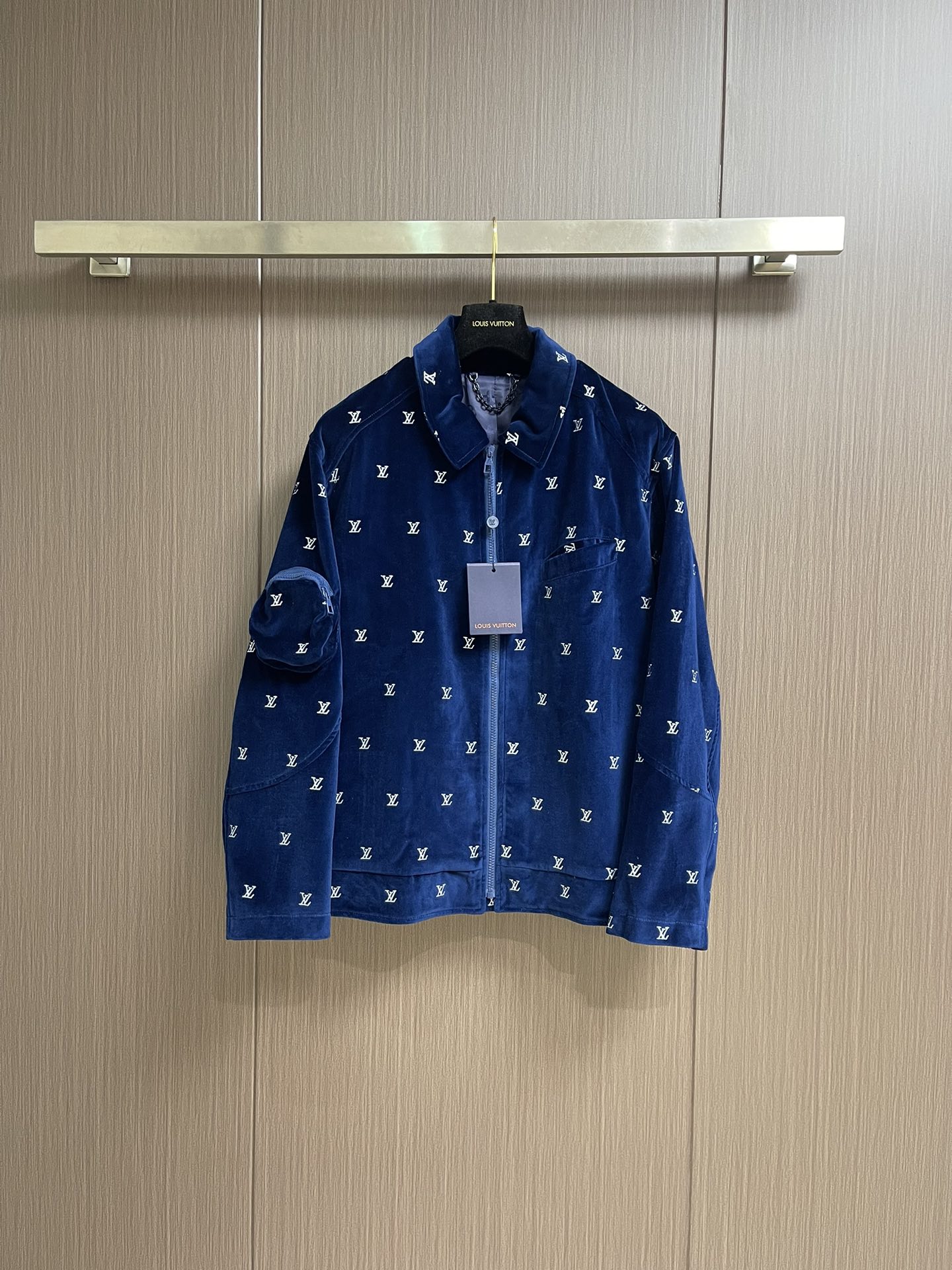 NO:524816,LV lapel velvet fabric + silk jacquard lining casual jacket, the overall line is straight and delicate, the fabric is comfortable and soft, the color is consistent and colorless. It can be matched with the same style to create a fashionable look, control various occasions, customize auxiliary materials, complete three standards, the same style for men and women. Size M-XXL,,louis vuitton, jackets & coats, jackets & coats, alexander wang19860909LV 翻领丝绒面料＋丝质提花里布休闲夹克外套,整体走线平直细腻,面料舒适柔软,颜色一致无色差 能与同款搭配营造时尚造型,驾驭各种场合,定制辅料,三标齐全,男女同款.尺码M-XXL,,louis vuitton,jackets & coats,jackets & coats,alexander wang,Men's clothing