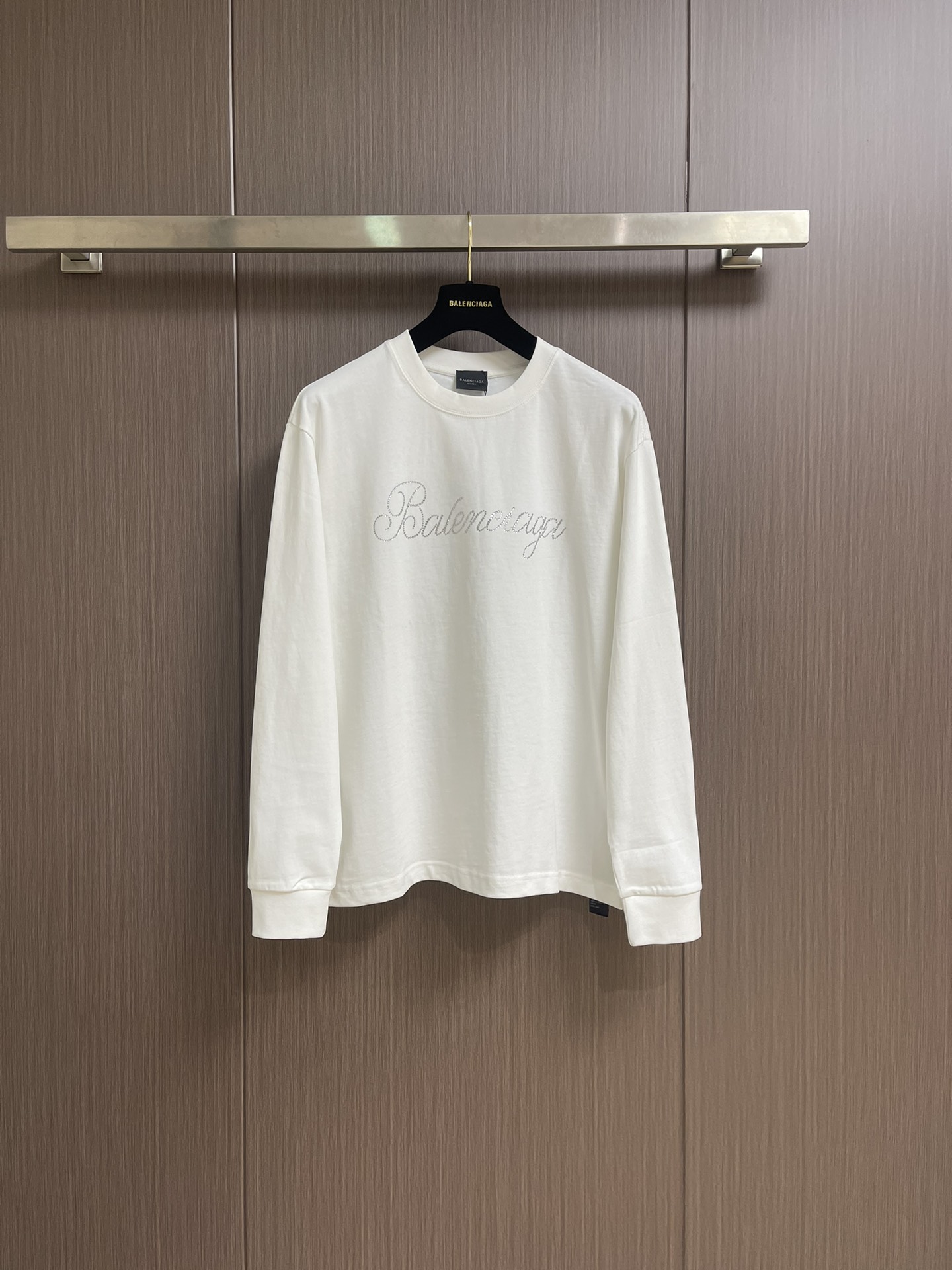 NO:524791,Balenciaga 2025ss early autumn new style hot diamond logo round neck short-sleeved T-shirt flashing series summer new product couples hot diamond long sleeve embroidery and shining diamond chic, full of high-end feel. Rhinestones are flashing brilliantly in the sun, and the details are restored, very recognizable. Size S-3XL Size bust 53 Shoulder width 49.5 Sleeve length 67 Sleeve length 60 M Size bust 55 Shoulder width 51 Sleeve length 69 Sleeve length 61 L Sleeve length 57 Shoulder width 52.5 Sleeve length 71 Sleeve length 62 XL Size bust 59 Shoulder width 54 Sleeve length 73 Sleeve length 63 2XL Size bust 61 Shoulder width 55.5 Sleeve length 75 Sleeve length 64 3XL Size bust 63 Shoulder width 57  Clothes length 77 sleeves 65, balenciaga, T-shirt,tees, t-shirt,alexander wang19860909Balenciaga 2025ss早秋新款 烫钻logo圆领短袖T恤 闪烁系列夏季新品情侣款烫钻长袖绣花和闪耀满钻的别致辉映,满满的高级感 水钻不管是阳光下都是暴闪的超赞 细节还原,非常具有辨识度.尺码S-3XL S码胸围53 肩宽49.5 衣长67袖长60 M码胸围55 肩宽51 衣长69袖长61 L码 胸围57 肩宽52.5 衣长71 袖长62 XL码 胸围59 肩宽54 衣长73袖长63 2XL码 胸围61 肩宽55.5 衣长75袖长64 3XL码 胸围63 肩宽57 衣长77袖长65,,balenciaga,T-shirt,tees，t-shirt,alexander wang,Men's clothing