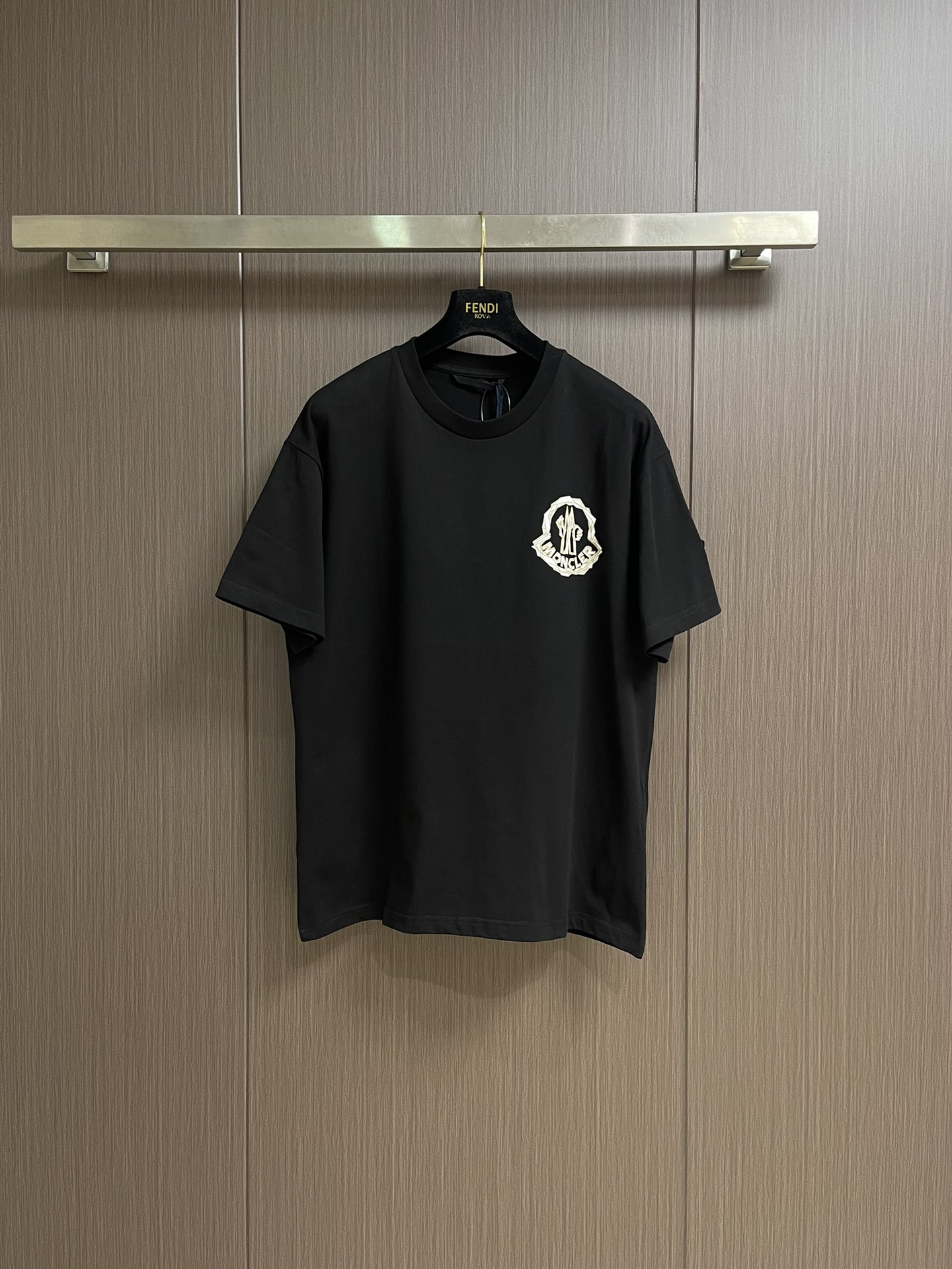 NO:524798,Moncler logo printed short-sleeved T-shirt, pure cotton double yarn fabric, color-dyeing fabric, ultra-fine flat screen printing technology, full of trend, fine yarn material is made of mesh board, fixed-dyeing pure cotton fabric, the upper body effect is loose and casual. Size S-XL, T-shirt,tees, t-shirt,alexander wang19860909Moncler logo标识印花短袖T恤,纯棉双纱面料,对色定染面料,超精细平网印花工艺,潮流感十足,采用细致纱网材质做网板,定染纯棉面料,上身效果宽松休闲.尺码S-XL,,T-shirt,tees，t-shirt,alexander wang,Men's clothing