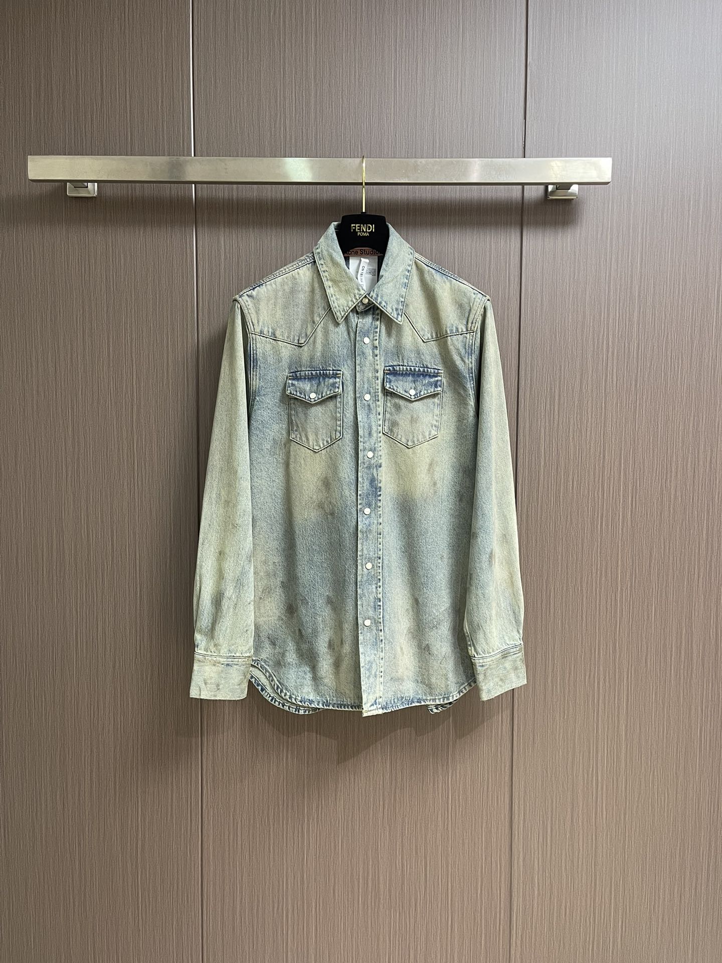 NO:529381,Acne Studios denim jacket jacket, customized with dense cotton denim material, with gradient stir-fry blue as the base tone, is the ultimate display of retro aesthetics. Acne Studios jumps and intertwines on the sleeves, with light or dark needles, and the brand spirit is miniaturized, breaking the monotony and dullness of traditional denim jackets, and interprets a unique design. Multiple monkeys + sand rubs, rubbing in specific parts by using high-pressure spray guns to achieve local gradient effect, and then creates unique texture patterns through matte technology, which is extremely complex and time-consuming. Electrolytic ultra-dark blue + stone grinding and washing, process gives priority to using electrochemical reactions to change the color of the fabric, and then mixes the fabric with abrasive through a grinder and cleans it with hot water to achieve a specific washing effect. Size 46-48-50-52,,acne  studios,dior,jackets & coats,jackets & coats,alexander wang19860909Acne Studios 牛仔夹克外套,定制隐韵密织棉质牛仔料,以渐变炒色蓝作基调,是复古美学的极致展现.Acne Studios或明或暗的针法在手袖上跳跃交织,品牌精神的微缩呈现,打破传统牛仔夹克单调与呆板,以独树一帜的设计演绎.采用多位马骝＋擦沙,通过使用高压喷枪,在特定部位进行摩擦,达到局部渐变的效果,再通过磨砂技术 制造出独有纹理图案,做工极其复杂 耗时耗力.电解特深蓝＋石磨酵洗,工艺 优先利用电化学反应来改变织物的色彩,再通过研磨机将织物与研磨剂混合 并利用热水进行清洗 以达到特定的洗涤效果.尺码46-48-50-52,,acne studios,dior,jackets & coats,jackets & coats,alexander wang,Men's clothing