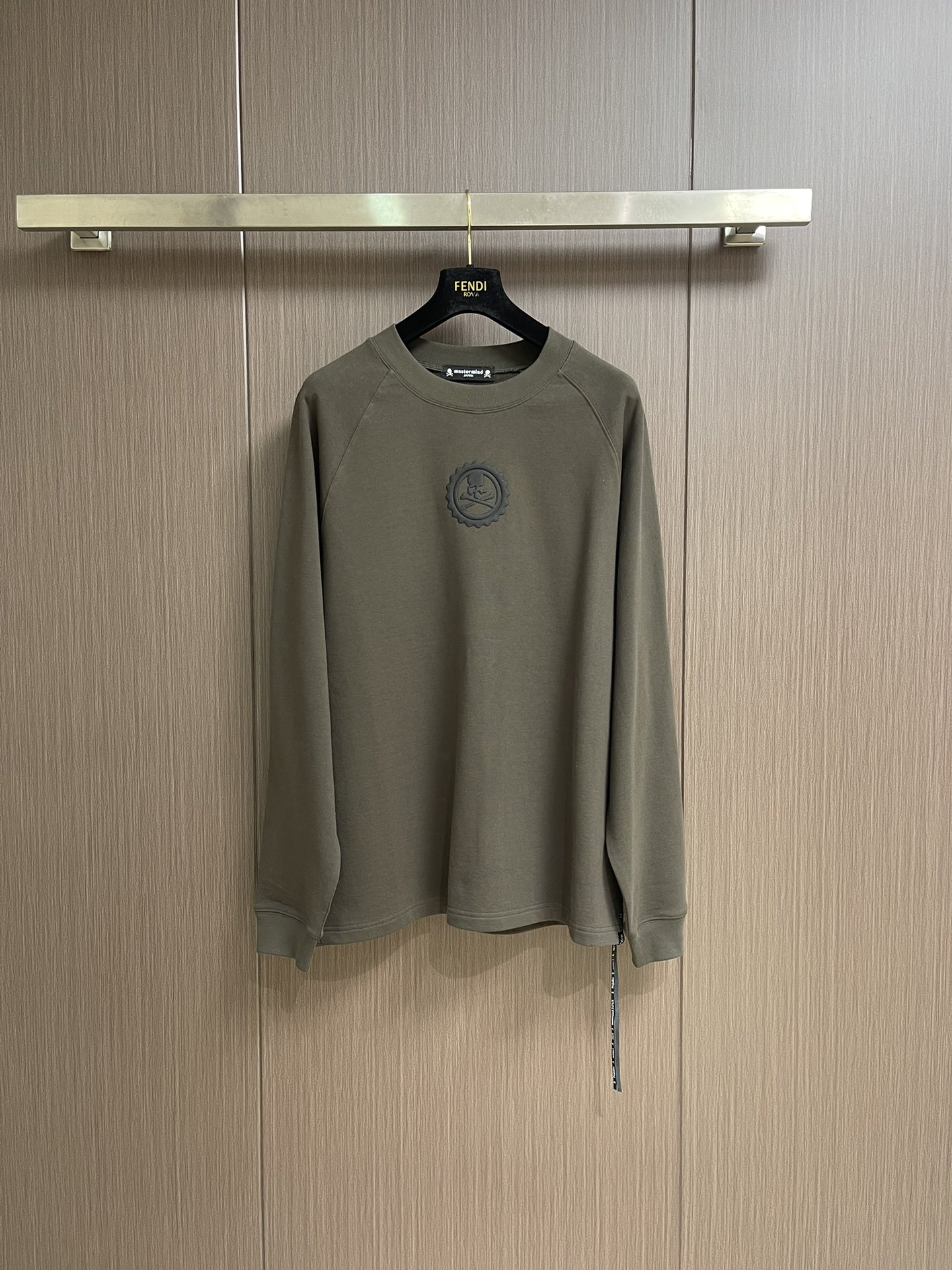 NO:529388,mmj front and rear three-dimensional offset logo round neck long-sleeved T-shirt. Very textured. Three-dimensional offset printing + special edge cutting!  ! 2025 early autumn new style.master custom 240g fine cotton feel comfortable and delicate, special cutting and splicing structure complex and unique loose style. Size S-XL, tees, t-shirt, alexander wang19860909mmj 前后立体胶印logo圆领长袖T恤.非常有质感.立体胶印＋特殊包边裁剪！!2025早秋新款.master 定制240g精棉手感舒适细腻特殊裁剪拼接结构复杂独特 宽松版型.尺码S-XL,,tees，t-shirt,alexander wang,Men's clothing