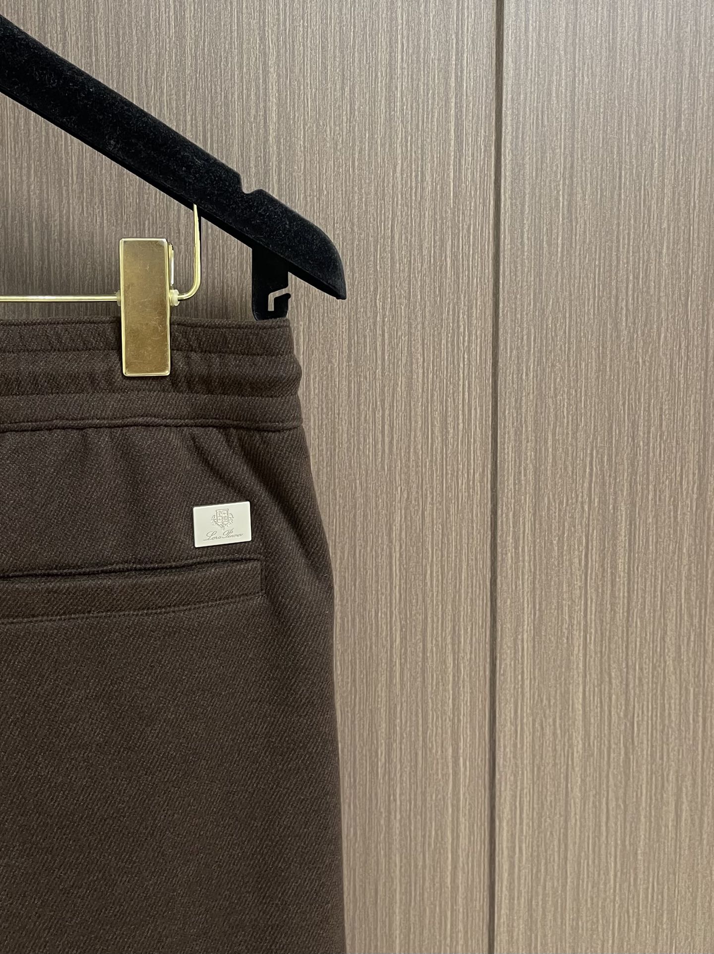 lP🆕 LoroPiana 2025SS秋冬新款男士休闲裤，高端品质之选，一款松紧腰抽绳休闲兼备的百搭裤