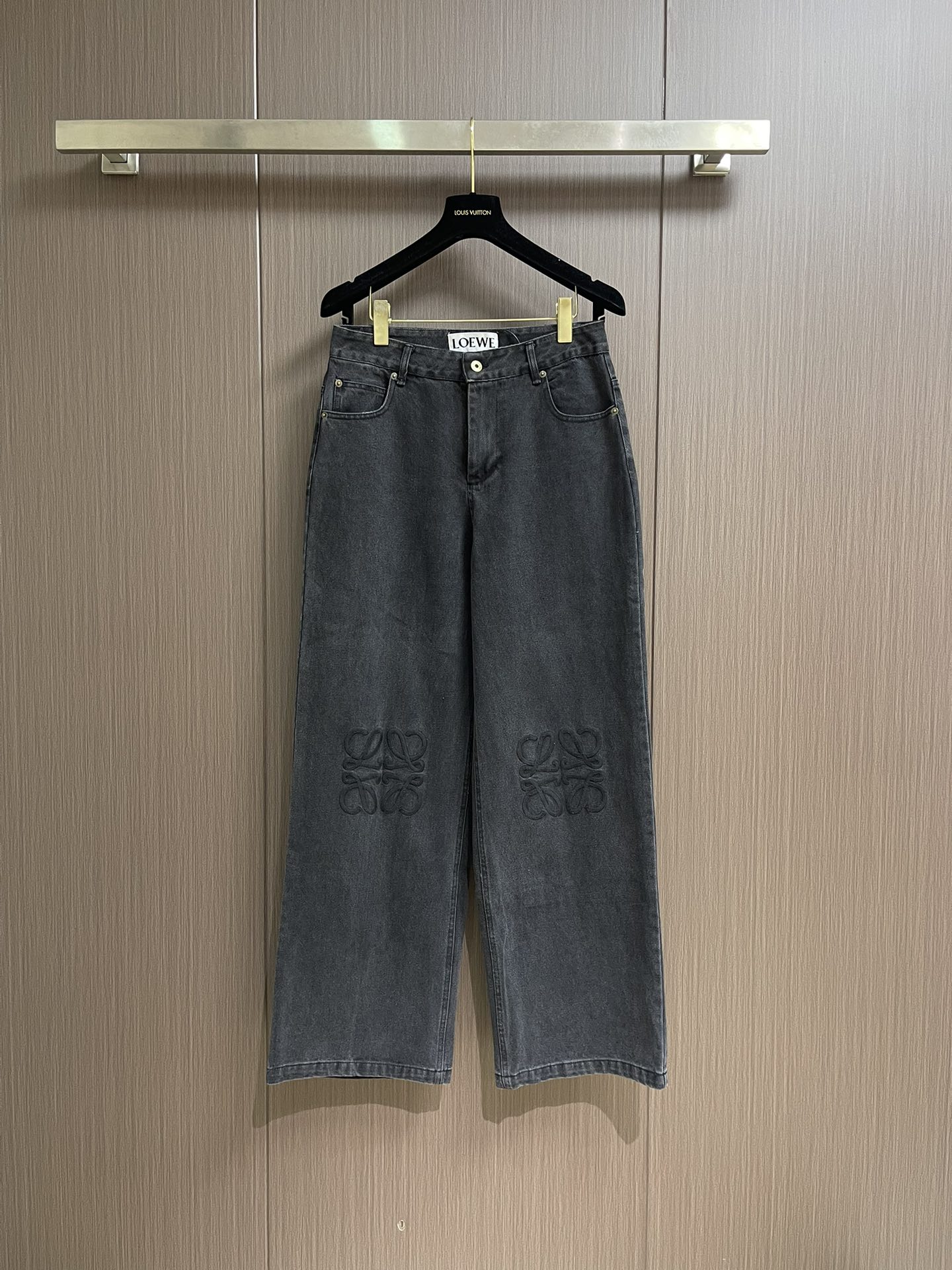 NO:525819,LOEWE embroidered straight trousers, the fabric is 12 o'clock 7*7 twill denim, the gram weight is about 420 grams after washing the laundry, the texture is thick, crisp, wear-resistant and retro flavor; the 3D three-dimensional embroidery process is amazing, the number of double-sided embroidery needles reaches about 1 stitch, the needle method is delicate, the brand logo is three-dimensional and full, highlighting the exquisiteness and high-end feeling; the sand washing gives the fabric a unique texture and soft feel, and the stir-fry color accurately controls the color, making the fading natural and layered; the old treatment is like carving for years, with a rich retro style, and each pair of jeans has a unique personality, which is a masterpiece that perfectly combines fashion and craftsmanship. Size 46-52,,loewe,loewe,jeans,alexander wang19860909LOEWE 罗意威刺绣直筒长裤,面料采用12盎7*7斜纹牛仔布,成衣洗水后克重约420克,质感厚实挺括耐磨且具复古韵味；3D立体刺绣工艺令人赞叹,双边刺绣针数约达1针,针法细腻,品牌标识立体饱满,凸显精致与高级感；沙洗赋予面料独特纹理与柔软手感,炒色精准把控色彩,使褪色自然且富有层次感；做旧处理仿若岁月雕琢,复古风格浓郁,每条牛仔裤都独具个性,是时尚与工艺完美融合的佳作.尺码46-52,,loewe,loewe,jeans,alexander wang,Men's clothing