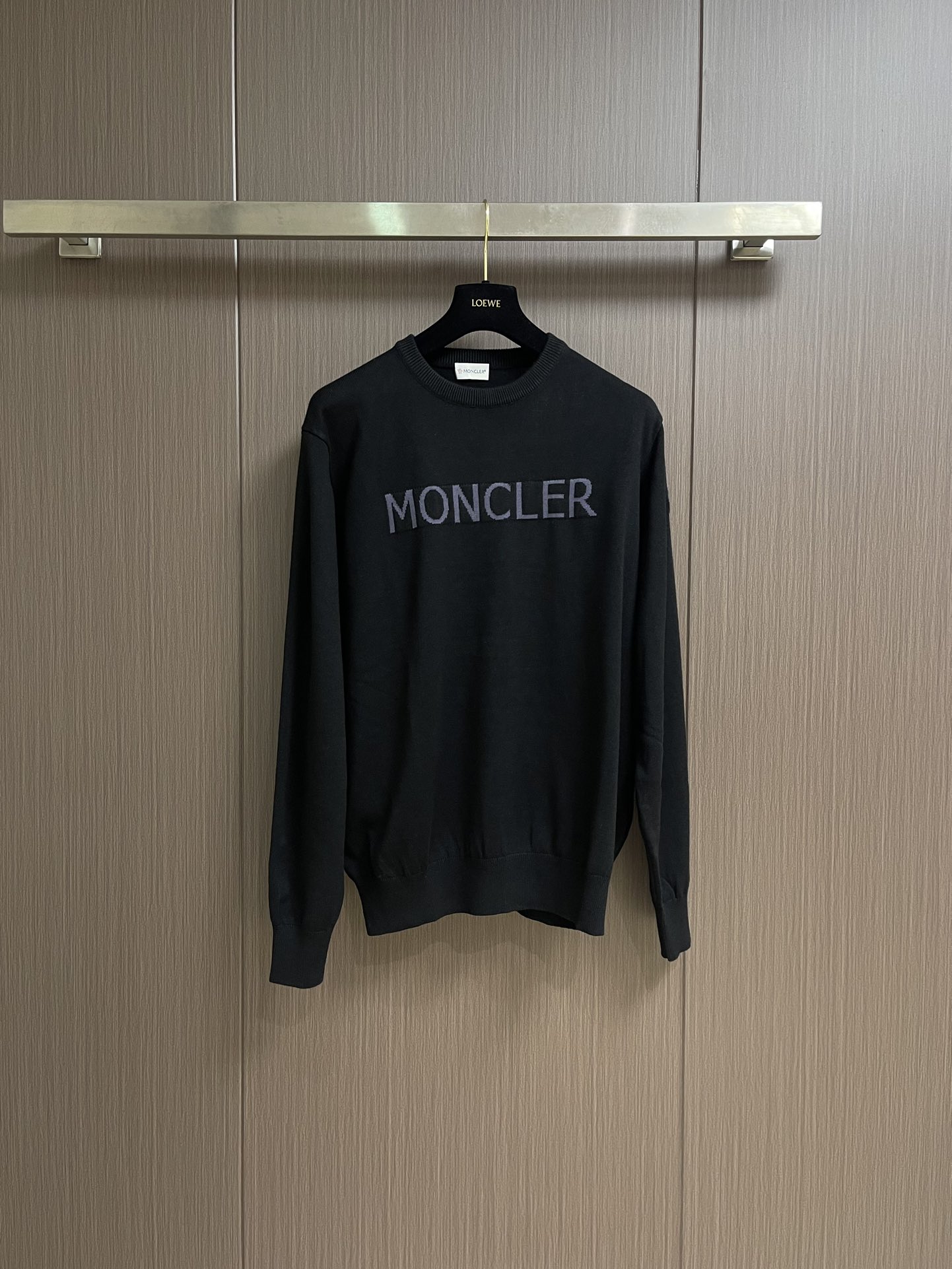 NO:524817,Moncler Autumn and winter wool armband logo knitted sweater, Australian ultrafine merino wool is used as raw material, with an average fiber fineness of less than 19 microns, a silky texture, skin-friendly and without thorns, and has excellent constant temperature adjustment and breathability. It adopts 3D integrated molding high-density knitting technology, the dress is seamlessly seamless, reducing friction points, and improving wear comfort. The weight is accurately controlled at about 520 grams, thick and crisp but not bulky, and the natural sagging outlines a calm and neat male outline. Size S-XL, sweaters, alexander wang19860909moncler 秋冬羊毛袖标Logo针织毛衣,选用澳大利亚超细美利奴羊毛为原料,纤维平均细度低于19微米,质地柔滑如丝,亲肤无刺感,兼具优异的恒温调节与透气性能.采用3D一体成型高密针织技术,整衣无缝合结构,减少摩擦点,提升穿着舒适度.克重精准控制在520克左右,厚实挺括却不显笨重,自然垂落间勾勒出沉稳利落的男性轮廓.尺码S-XL,,sweaters,alexander wang,Men's clothing