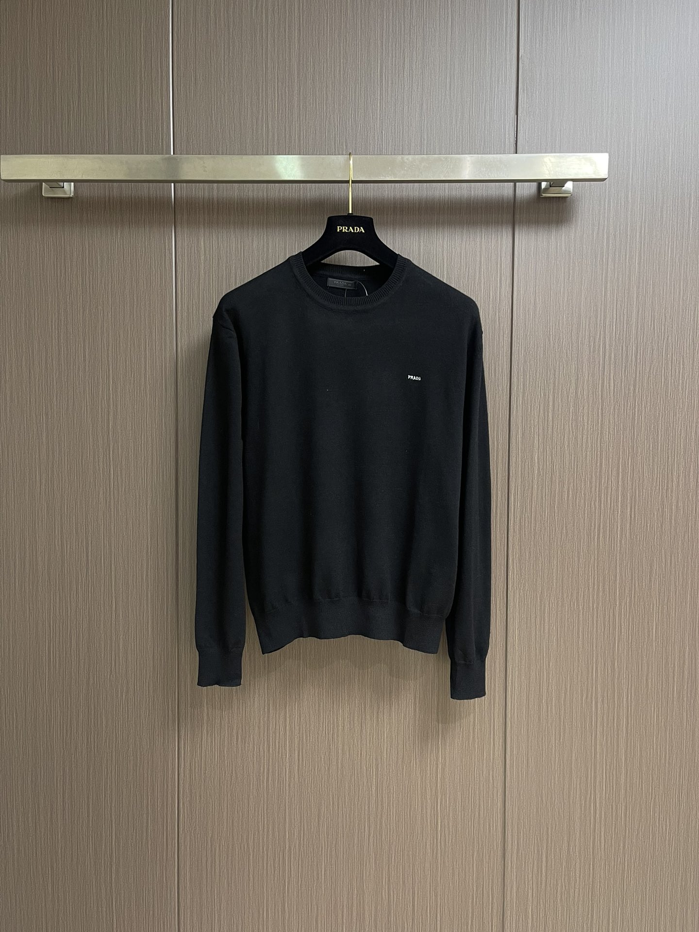 NO:524800,Prada small letter embroidery knitted sweater, fabric is 80 wool and 20 cotton. The wool material is made of high-containing wool wool yarn, and the weight of the ready-to-wear gram is about 220 grams - 240 grams. It is a base type and light skin and keeps warm. Chest embroidery three-dimensional 3D small label embroidery, which is a brand new design style, and the laundry washing water removes wool impurities and fixed style. This worsted wool is a Prada wardrobe with a simple shape. This texture is soft and light, and the contrasting embroidered letter logo adds highlights. Size 46-52,,prada,sweaters,alexander wang19860909Prada 小字母刺绣针织毛衣,面料采用80羊毛,20棉.该款毛料采用高含料羊毛毛纱,成衣克重约为220克﹣240克.做为打底类型轻肤又保暖.胸口刺绣立体3D小标刺绣,为品牌25款新设计风格,成衣洗水去除羊毛杂质与固定版型.这款精纺羊毛是Prada衣橱,造型简洁.这款质地柔软轻盈,撞色刺绣字母徽标为其增添亮点.尺码46-52,,prada,sweaters,alexander wang,Men's clothing