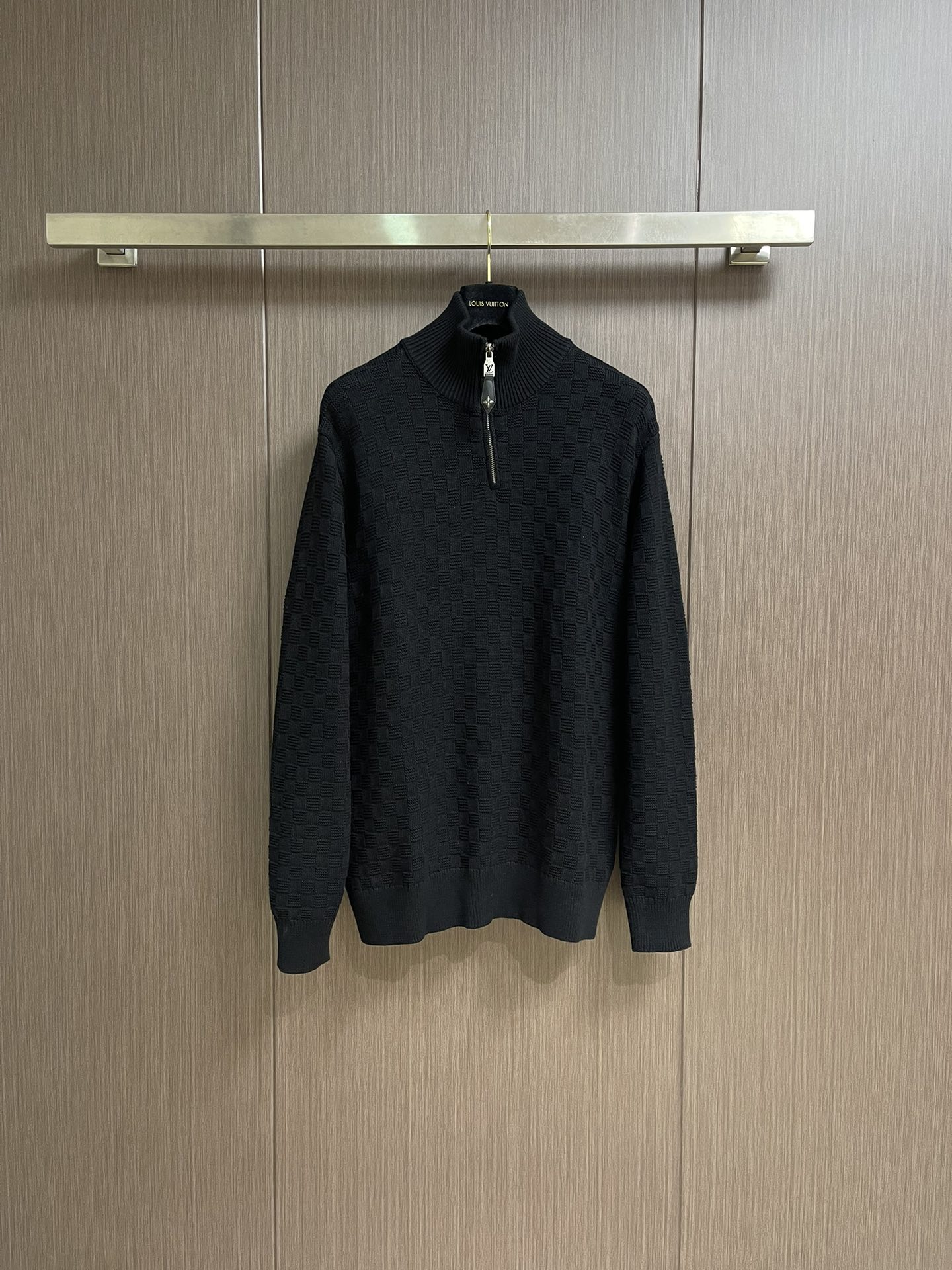 NO:525825,LV semi-pull training chessboard knitted pullover sweater, using original consistent heavy pure cotton material, double strand thread, each color needs to be opened separately to be dyed separately, weaving requires imported Stor 16-needle machine, embroidery adopts Bellingda embroidery technology, and the details are restored consistently. Custom dyeing does not have any color difference and size alignment. Craftsmanship is perfectly restored, three standards are complete, customized auxiliary materials. Size S-XL,,louis vuitton, sweaters, alexander wang19860909LV 半拉练棋盘格针织套头毛衣,采用原版一致重磅纯棉材质,双股进线,每一个颜色都是要去单独开缸定染,织造需要进口斯托尔16针机器,刺绣采用百灵达刺绣工艺,细节还原一致.定制定染无任何色差大小对位.匠心工艺完美还原,三标齐全,定制辅料.尺码S-XL,,louis vuitton,sweaters,alexander wang,Men's clothing