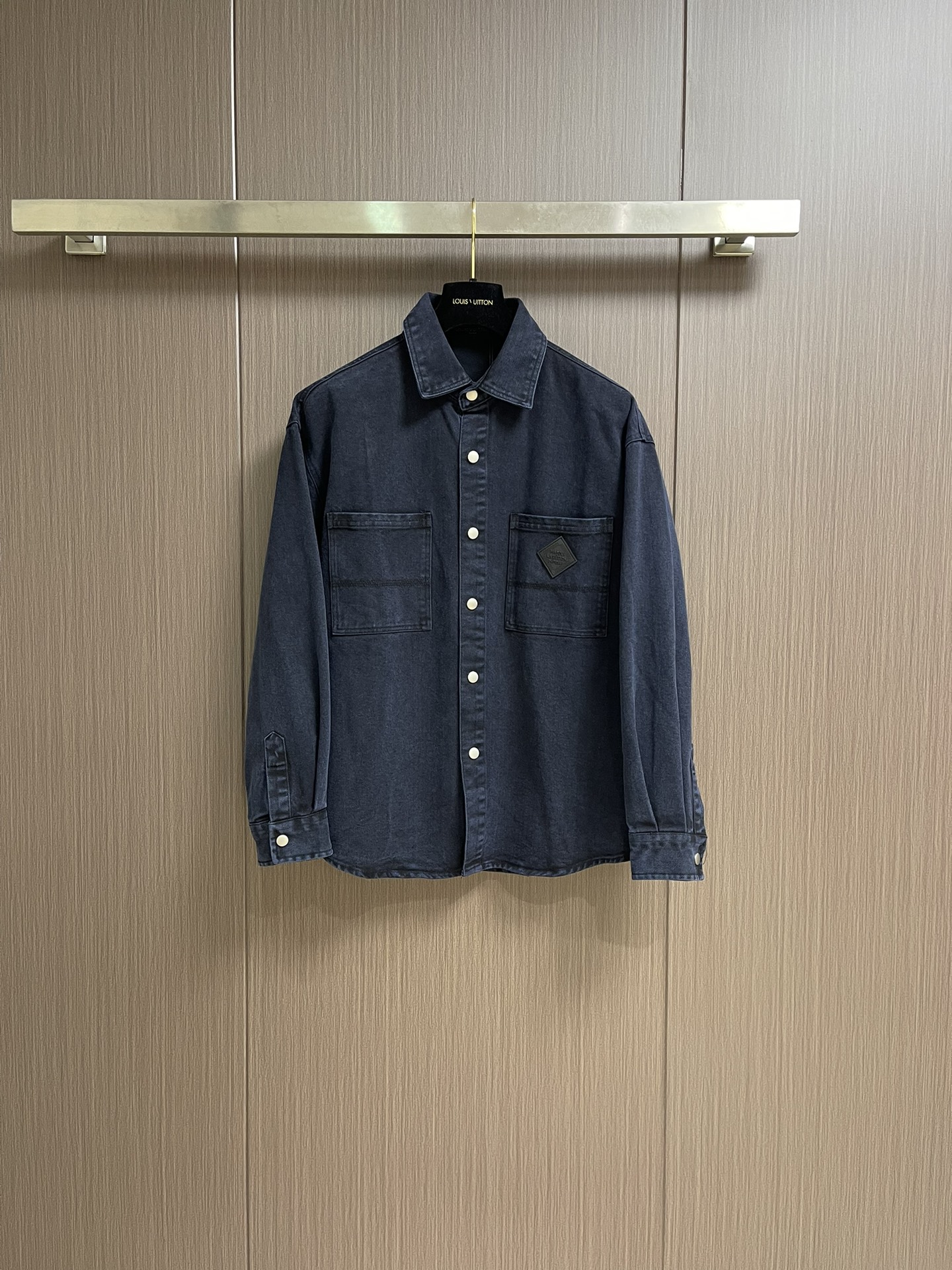 NO:526975,LV 2025SS new cotton denim jacket, immersed in elegant tones, and based on the craftsmanship, the three-dimensional Safari Monogram pattern from the 2025SS autumn and winter fashion show can be created neatly with the same style. Size M-XXL, louis vuitton, jackets & coats, alexander wang19860909LV 2025SS新款棉质牛仔外套,浸染优雅色调,依托仔章工艺描绘出自 2025SS秋冬时装秀的立体 Safari Monogram 图案,可与同款式打造利落造型.尺码M-XXL,,louis vuitton,jackets & coats,alexander wang,Men's clothing