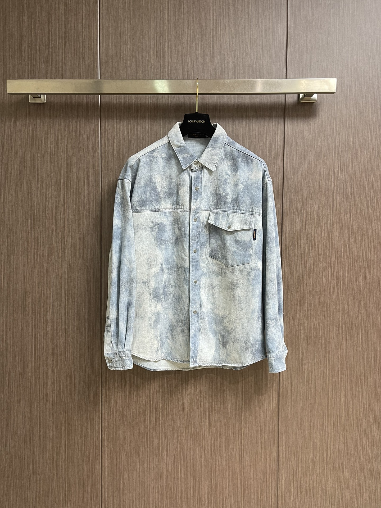 NO:528035,LV 2025SS ink rendering printed denim jacket, customized gourmet tannin fabric, completely consistent color, full body digital positioning ink printing, and a full set of auxiliary materials. Size M-XXL,,louis vuitton, jackets & coats,alexander wang19860909LV 2025SS水墨渲染印花丹宁牛仔外套,定制高克重丹宁面料,颜色完全一致,全身数码定位水墨印花,配置全套辅料.尺码M-XXL,,louis vuitton,jackets & coats,alexander wang,Men's clothing