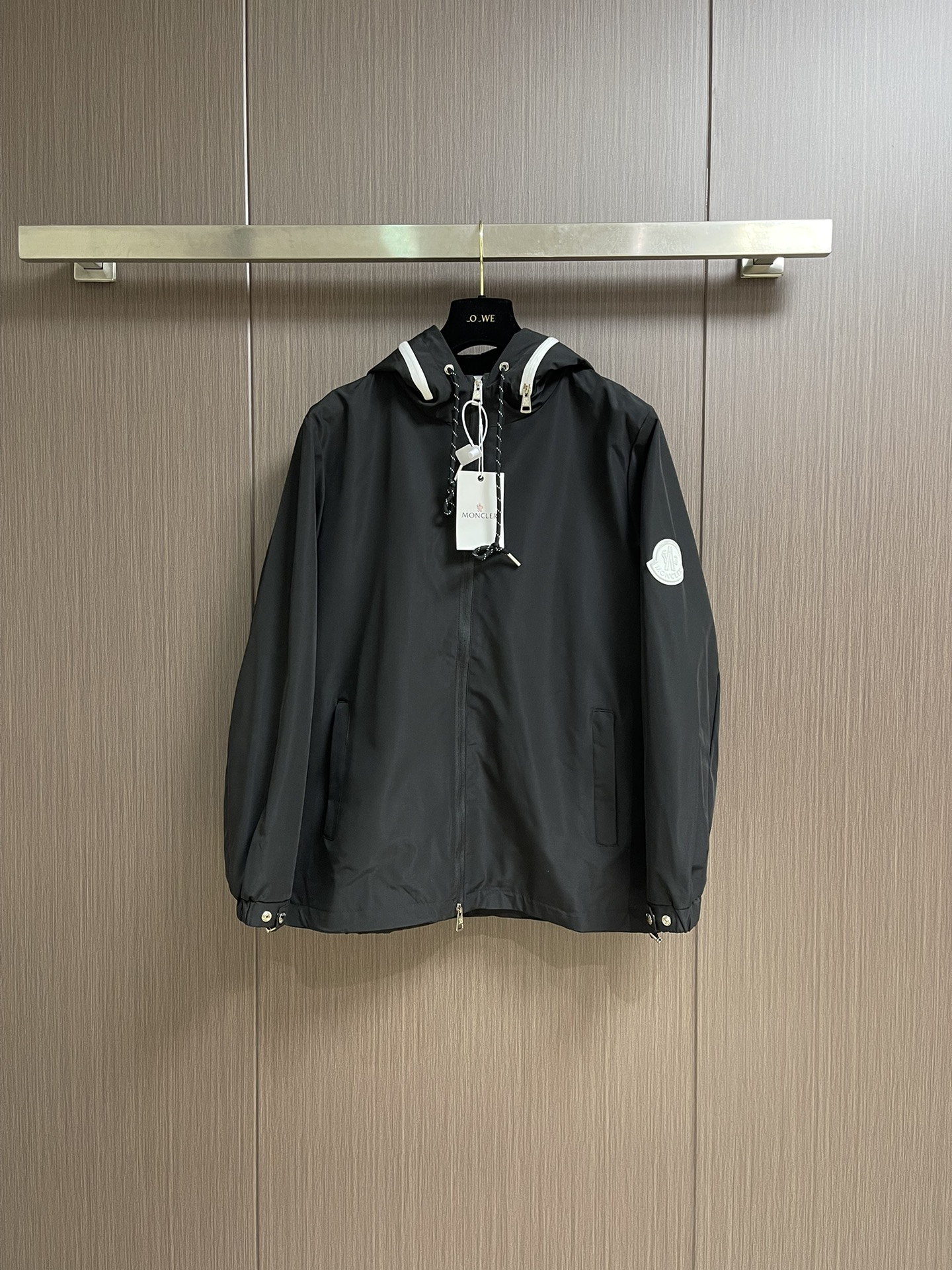 NO:526974,Moncler zipper hooded jacket windbreaker, hiding zipper design, excellent breathability. Brand letter zipper, wearing a small-mouthed belt, hooded design windbreaker jacket, top body is stylish and handsome, details are perfectly reflected, three standards are complete, perfect quality. Size S-XL, Moncler, jackets & coats, hats, alexander wang19860909moncler 拉链连帽夹克风衣,可隐藏拉链设计,透气性极佳.品牌字母拉链,戴蒙口小标带,连帽设计风衣夹克,上身有型超帅气,细节图完美体现,三标齐全,品相完美.尺码S-XL,,Moncler,jackets & coats,hats,alexander wang,Men's clothing