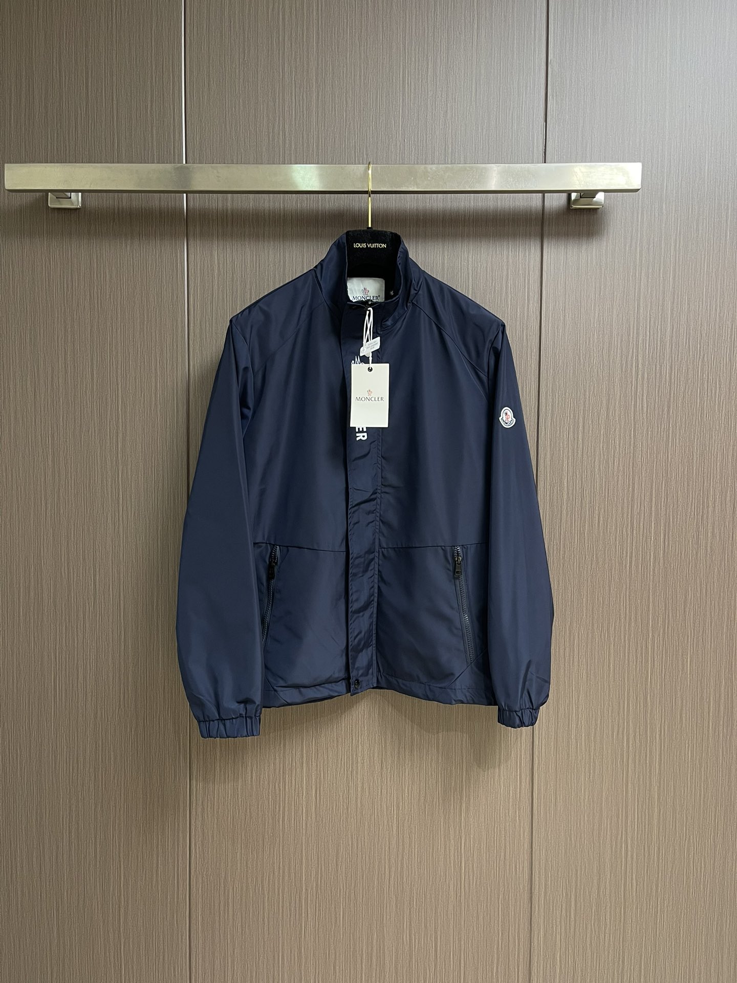 NO:528038,Moncler 2025ss Autumn new stand-up collar jacket windproof fabric classic logo design Zippered plackets on both sides Zippered pockets The fabric is light and textured, perfect details, exquisite workmanship, simple and fashionable and elegant, the upper body effect is particularly good, suitable for spring and autumn wear. Size S-XL,, jackets & coats, jackets & coats, alexander wang19860909moncler 2025ss秋季新款拉立领夹克外套 防风面料 经典logo 设计 拉链门襟 两侧拉链口袋 面料轻薄有质感 细节完美 做工精致 简约时尚大气 上身效果特别好 适合春秋季节穿着.尺码S-XL,,jackets & coats,jackets & coats,alexander wang,Men's clothing