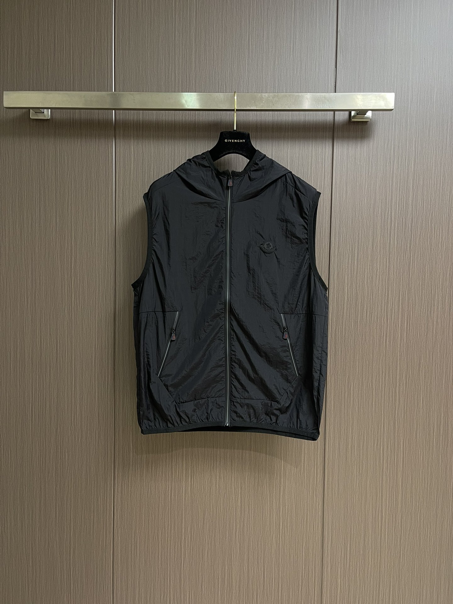 NO:528041,Moncler 2025 spring and summer new light hooded vest, men's silicone logo logo, outdoor technology nylon sleeveless jacket. Simple and distinctive outdoor sports items, the upper body can carry all style matching. Classic silicone nameplate logo embellishment, electroplated lettering metal zipper, is enough to show the brand's charm and fashion sense. The hooded zipper sleeveless design is free to move while exercising, and will not affect the normal swing of the arms. Whether it is matching or casual wear, it can show unique charm. Customer-supplied imported technology nylon yarn fabric, light and breathable, free from burns and wrinkles. A very high-end texture gives people a very unique sense of dressing performance, excellent skin feeling, extremely high wearability, exquisite details, extremely perfect inner edges and wiring, first-class packaging, and the best quality that can be encountered but not found!  Size S-XL, Jackets & coats,hats,alexander wang19860909Moncler 2025春夏新款轻薄连帽马甲,男士硅胶logo标识户外科技尼龙无袖外套.简约有特色的户外运动单品,上身可以承载一切的风格搭配.经典硅胶铭牌logo点缀,电镀刻字金属拉链,足以彰显品牌魅力跟时尚感.连帽拉链无袖的设计造型,在运动的同时行动自如,不会影响手臂的正常摆动.无论是搭配还是休闲装,轻便都能展现出独特的魅力.客供进口科技尼龙纱线面料,轻薄透气,免烫防皱.非常高档次的质地,给人非常独特的穿搭性能感,贴肤感受极佳,实穿性极高,细节精湛考究,内里包边及走线极致完美,包装品相一流,可遇而不可求的极品！尺码S-XL,,jackets & coats,hats,alexander wang,Men's clothing