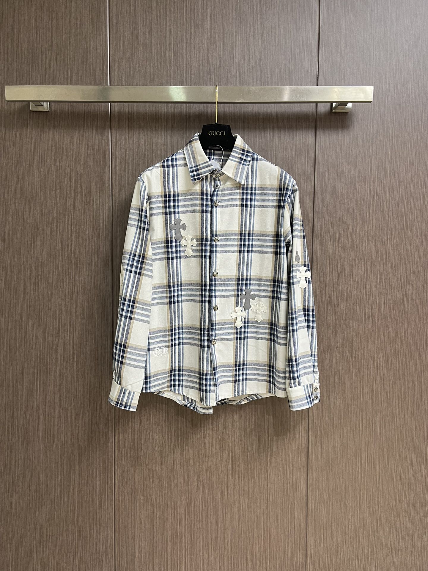 NO:526977,CH Croxin Miami limited leather long-sleeved plaid shirt, original loose style, preferred high-quality pure cotton fabric, high-definition, delicate and lint-free edges, comfortable and breathable, all buttons are customized with a casual and fashionable one, can be protected from wind and sun in spring and summer, and it is very good for inner or outer wear in autumn and winter!  Easy to concave, make you look slim and tall, and you can perfectly control both men and women!  Customized main mark, auxiliary materials, complete washing, full body wiring control, customized metal hardware hand-sewn, silicone shiny printing, multiple materials collide with unique texture, and at the same time, it combines ComeHearts medieval style Sanskrit fonts and classic horse hooves, full of artistic sense!  Size S-XL, Chrome hearts,shirts,alexander wang19860909CH 克罗心迈阿密限定拼皮长袖格纹衬衫,原版宽松版型 优选高品质纯棉面料面料花纹高清细腻无毛边 穿着舒适透气 纽扣全部开模定制 随性时髦可搭配任意下装 春夏可防风防晒 秋冬内搭或是外穿都非常！轻松凹造型显瘦显高男女均可完美驾驭！定制主标 辅料 水洗齐全 全身走线品控,定制金属五金件手工缝制,硅胶亮油印花,多种材质碰撞出独有的质感,同时融合了ComeHearts中世纪风格梵文字体、经典马蹄,充满了艺术感！尺码S-XL,,chrome hearts,shirts,alexander wang,Men's clothing