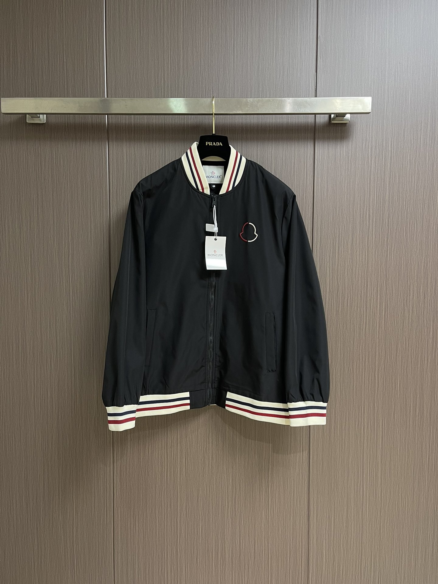 NO:528047,Moncler Small-label striped webbing baseball uniform zipper jacket on the chest, super soft vinegar fiber craft fabric, delicate and soft inner layer, fashionable and smooth drooping, loose style + simple embroidery logo design, easy and comfortable to match various figures and styles. Selected high-quality fabrics, texture online, fashionable and warm outfit. Size S-XL,, jackets & coats, alexander wang19860909moncler 胸前小标条纹织带棒球服拉链外套,外层超柔聚醋纤维工艺面料 内层细腻柔软外观时尚顺滑垂感 宽松版型＋简约刺绣标设计,轻松舒适配各种身材与风格.精选优质面料,质感在线 穿搭时髦又保暖.尺码S-XL,,jackets & coats,alexander wang,Men's clothing