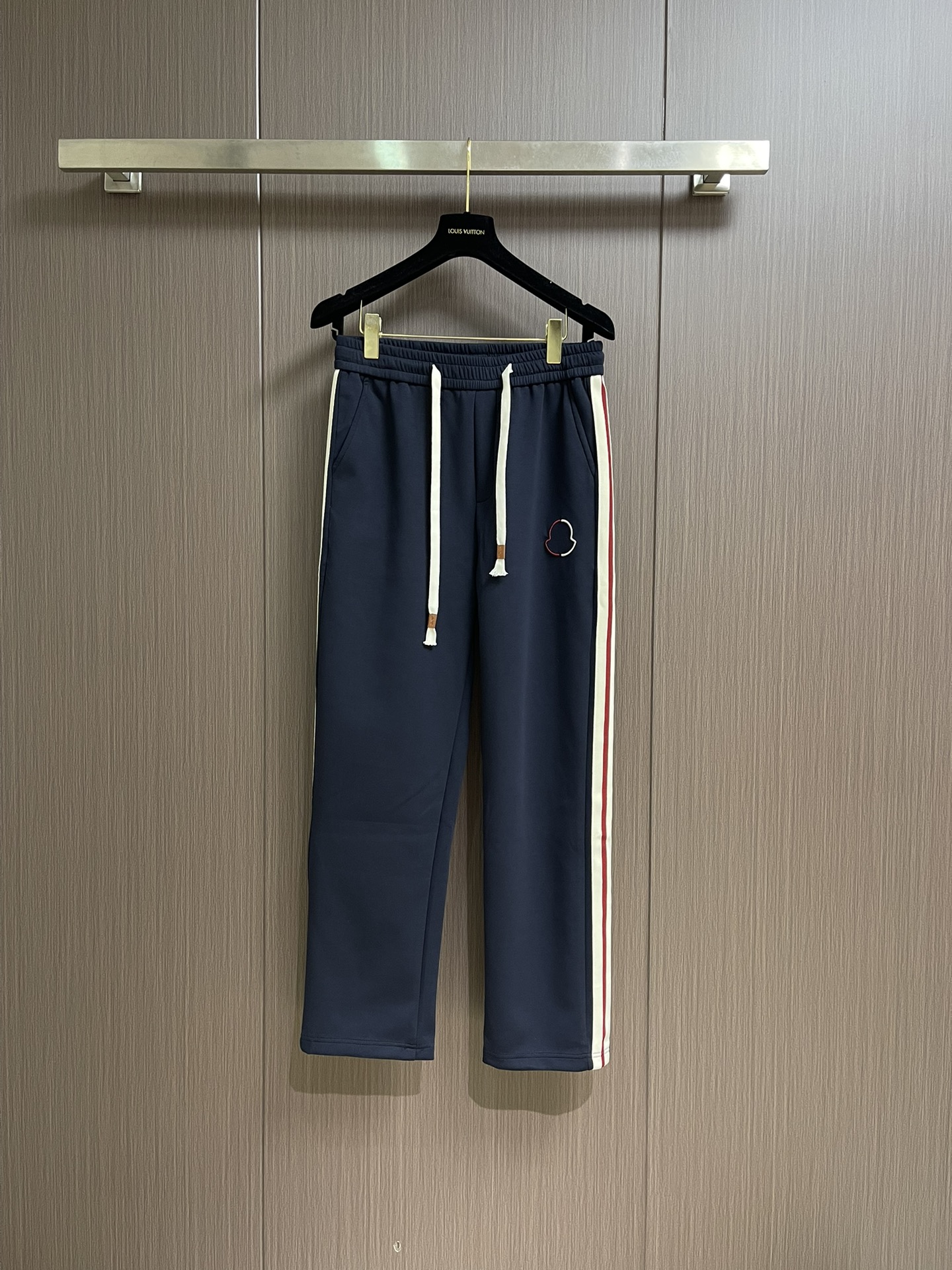 NO:528044,MONCLER Embroidered small-mark side webbing straight-leg pants, fixed woven 420g yarn, grey cloth washing feel, cloth surface, drape feeling up to 380g, same-cage dyed fabric fixed color and dye, printed burrs without burrs, uniform pulling waistline, domestic double-needle machine modified honing thread!  It looks simple, with many small details!  Size S-XL, alexander wang19860909MONCLER 刺绣小标侧边织带直筒裤,定织420g纱线,坯布水洗手感、布面、垂感达380g,同缸染色面料定色定染,印花无毛边 还原一致拉腰线,国内双针机器改装珩线！看似简单的款式,小细节特多！尺码S-XL,,alexander wang,Men's clothing