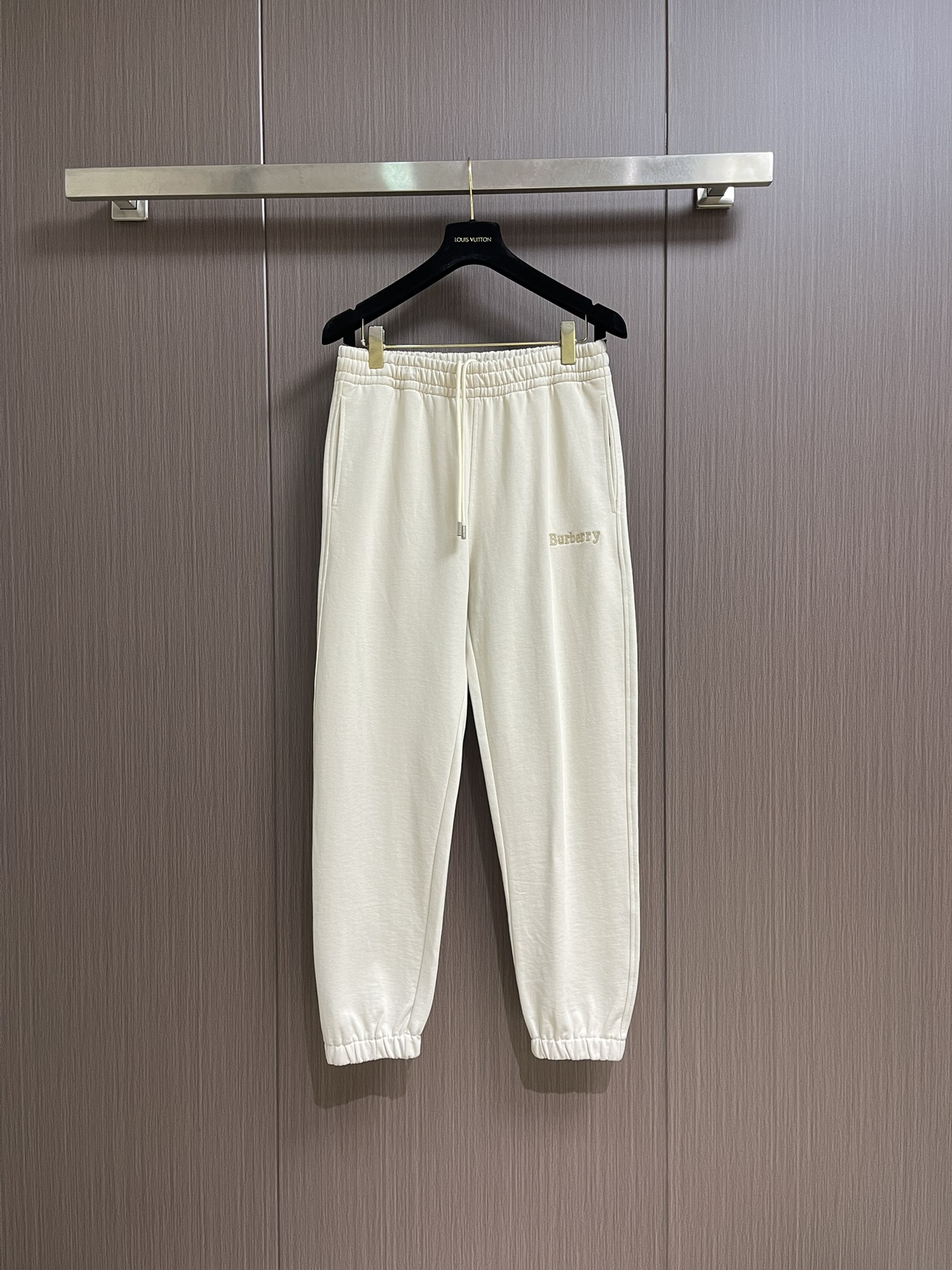 NO:528050,Burberry 2025SS early autumn new casual pants, using customer-supplied sleeves fabric, the horse logo logo highlights the brand characteristics, the waist pulling design is arbitrarily adjusted in size, the pins are very fine only to be made by imported machines, the upper body is fashionable and generous, and it is easy to match with clothing. Size M-4XL, burberry, alexander wang19860909Burberry 2025SS早秋新款休闲裤,采用客供卫裤面料,战马标logo标志彰显品牌特征,腰部抽身设计随意调节大小,针脚非常细密只有进口机器才能制成,上身时尚大方极易搭配服饰.尺码M-4XL,,burberry,alexander wang,Men's clothing