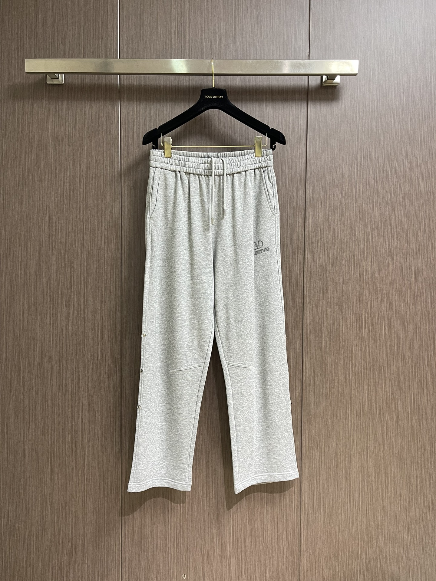 NO:526980,VALENTINO 2025ss Autumn and Winter Straight Casual Pants, using imported fabrics, soft, comfortable and textured, original hardware accessories, very cool, exquisite details, super invincible upper body effect, trendy and versatile. The fabric is exquisitely made, showing the style of excellent quality, and the essential style!  A definitely worth owning. Size M-3XL, valentino, valentino, alexander wang19860909VALENTINO华伦天奴 2025ss秋冬直筒休闲裤,选用进口面料,柔软舒适有质感,原版五金配件,非常炫酷,细节处理精致,上身效果超级无敌赞,潮流百搭.尚选面料匠心而制 彰显卓越臻品风范 必备款式！绝对值得拥有的一条.尺码M-3XL,,valentino,valentino,alexander wang,Men's clothing