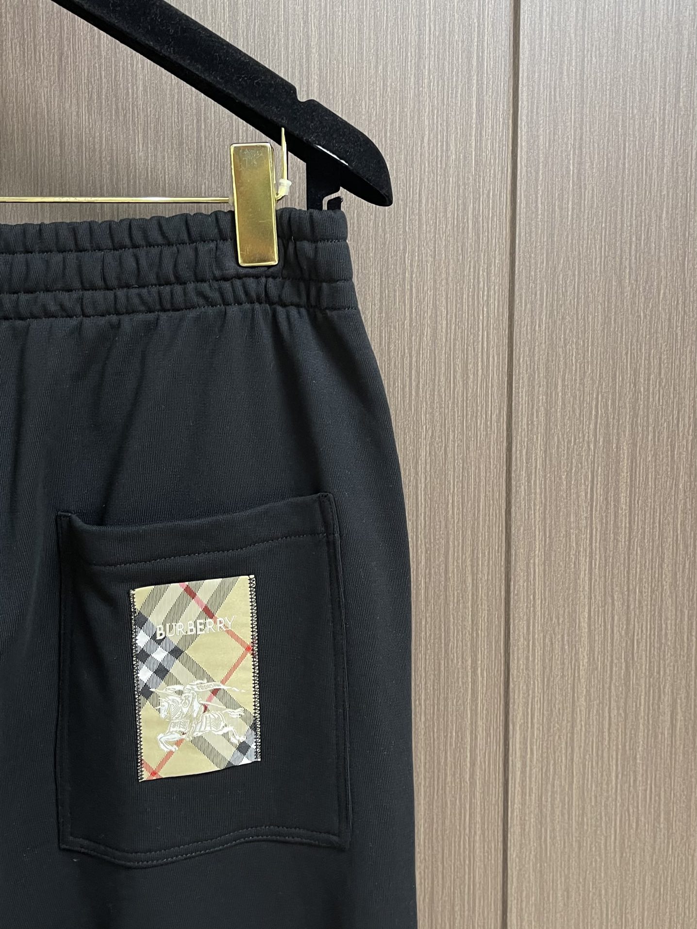 Burberry 2025SS早秋新款休闲裤，采用客供卫裤面料，战马标logo标志彰显品牌特征，腰部抽身