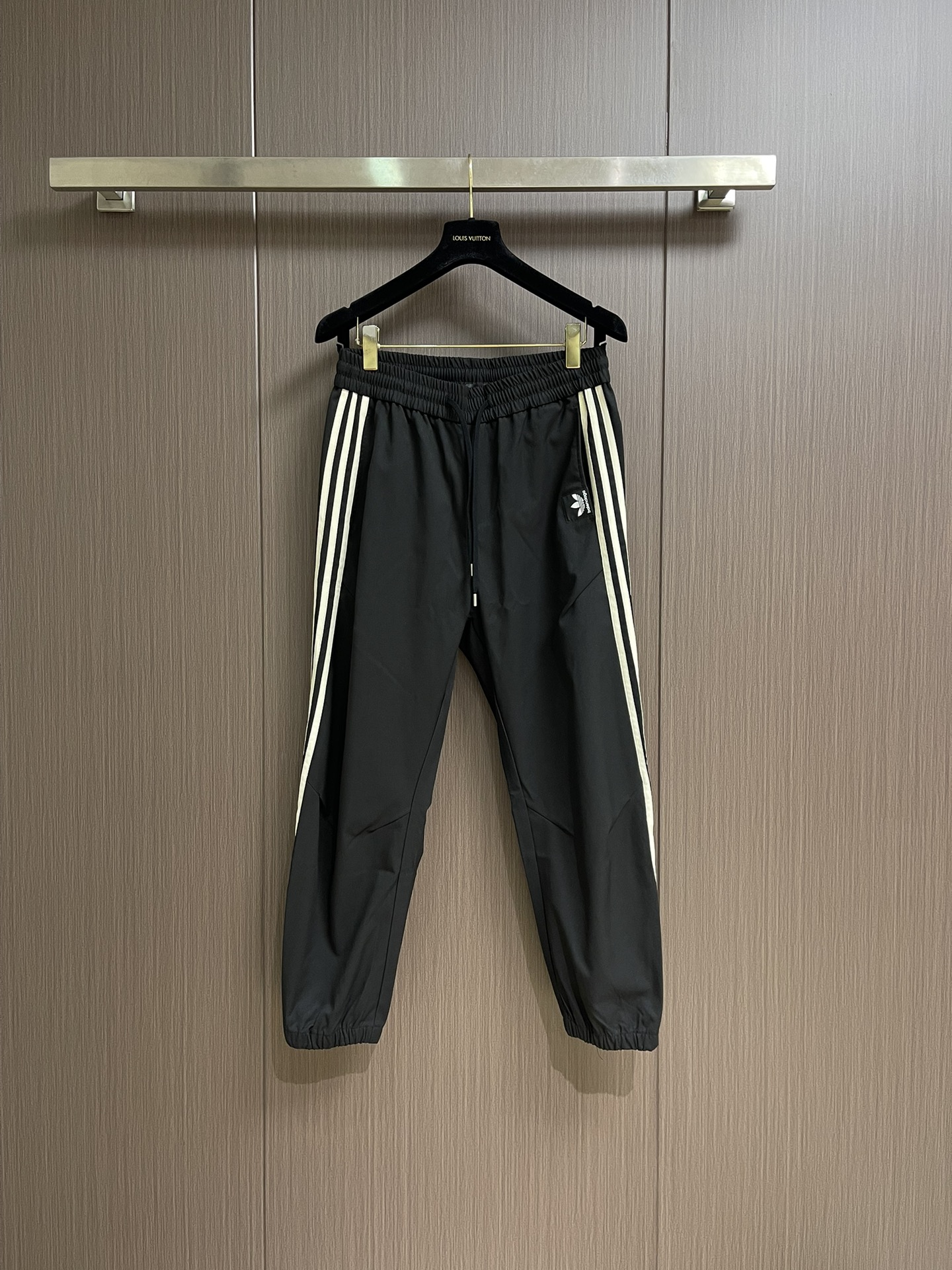 NO:528061,Balenciaga Clover Co-branded 2025ss Early Autumn Sports Leg-Trimmed Trousers, Machine Printed Font Technology, Side Webbing Splicing, Detailed Workmanship, Full Details. Customized Fabric, High Breathable and Comfortable, Improper Details, Brand Element Design Concept, High Quality. Delicate and Soft Hands!  Present casual cut. Size M-3XL, balenciaga, alexander wang19860909Balenciaga 三叶草联名 2025ss早秋运动束腿长裤,机印字体工艺 侧边织带拼接 做工细致 细节拉满.定制面料 透气舒适度高,细节无可挑剔,品牌元素设计理念,体现高品质.手感细腻柔软！呈现休闲裁剪.尺码M-3XL,,balenciaga,alexander wang,Men's clothing