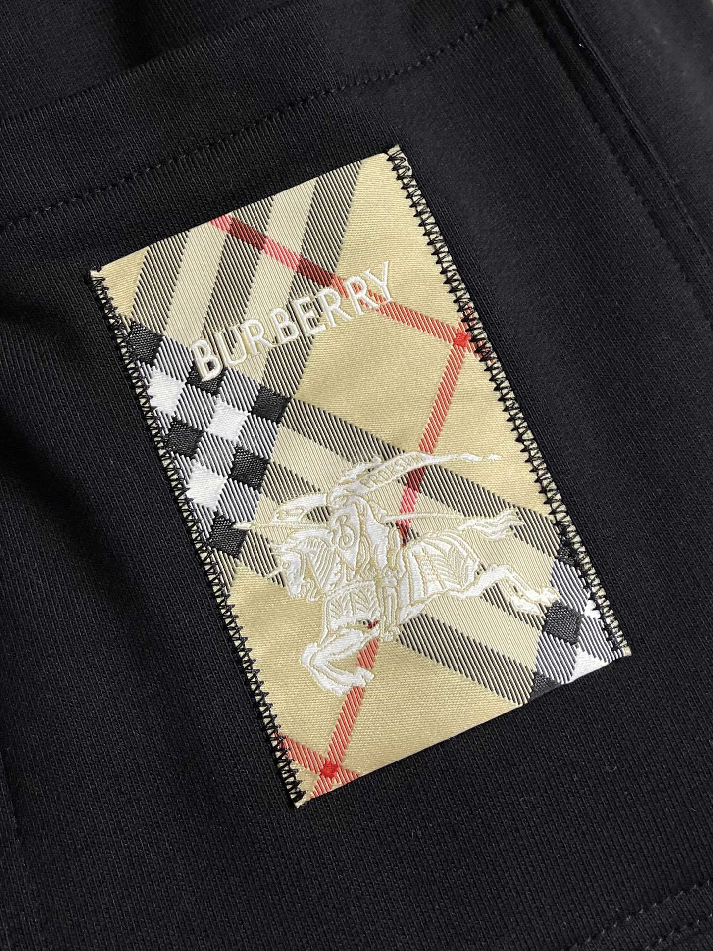 Burberry 2025SS早秋新款休闲裤，采用客供卫裤面料，战马标logo标志彰显品牌特征，腰部抽身