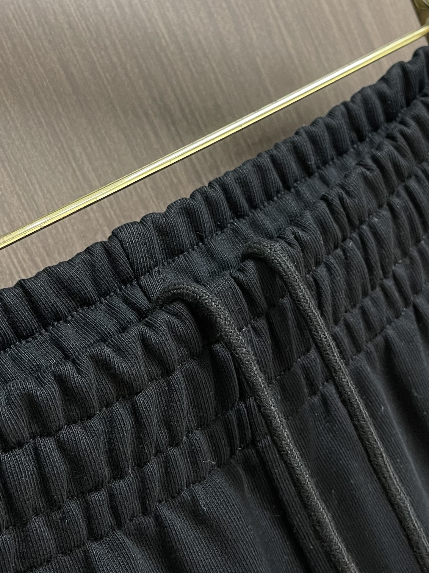 Burberry 2025SS早秋新款休闲裤，采用客供卫裤面料，战马标logo标志彰显品牌特征，腰部抽身