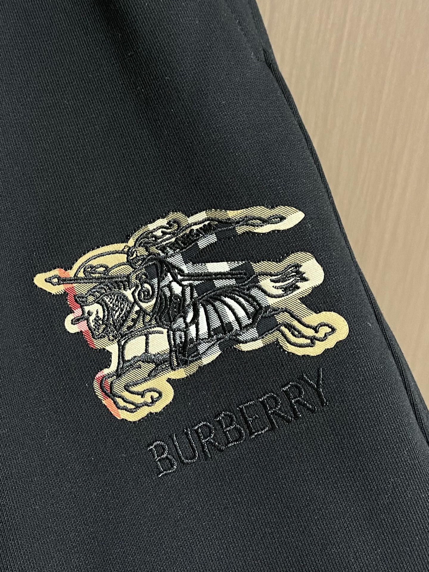 Burberry 2025SS早秋新款休闲裤，采用客供卫裤面料，战马标logo标志彰显品牌特征，腰部抽身