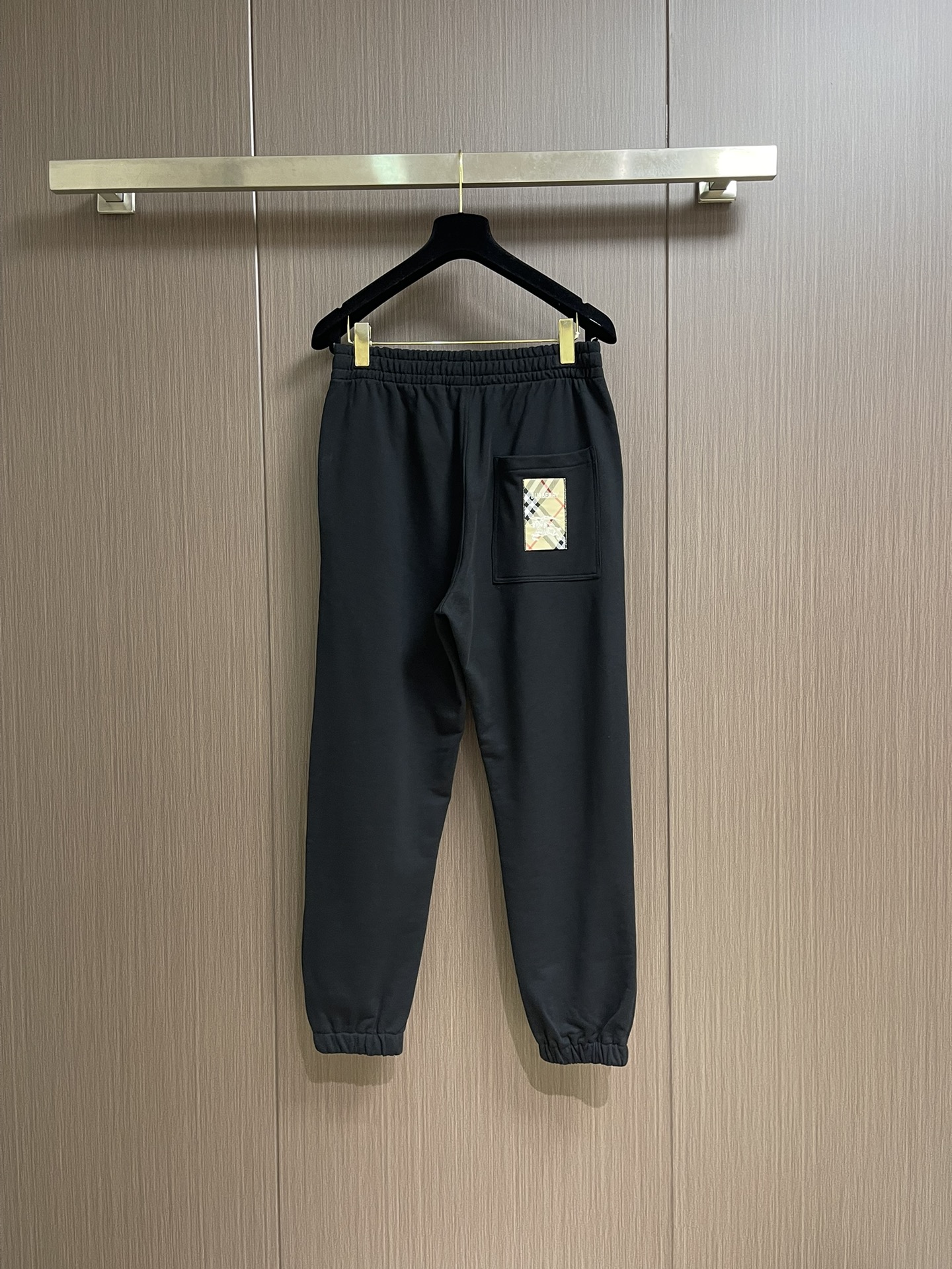 Burberry 2025SS早秋新款休闲裤，采用客供卫裤面料，战马标logo标志彰显品牌特征，腰部抽身