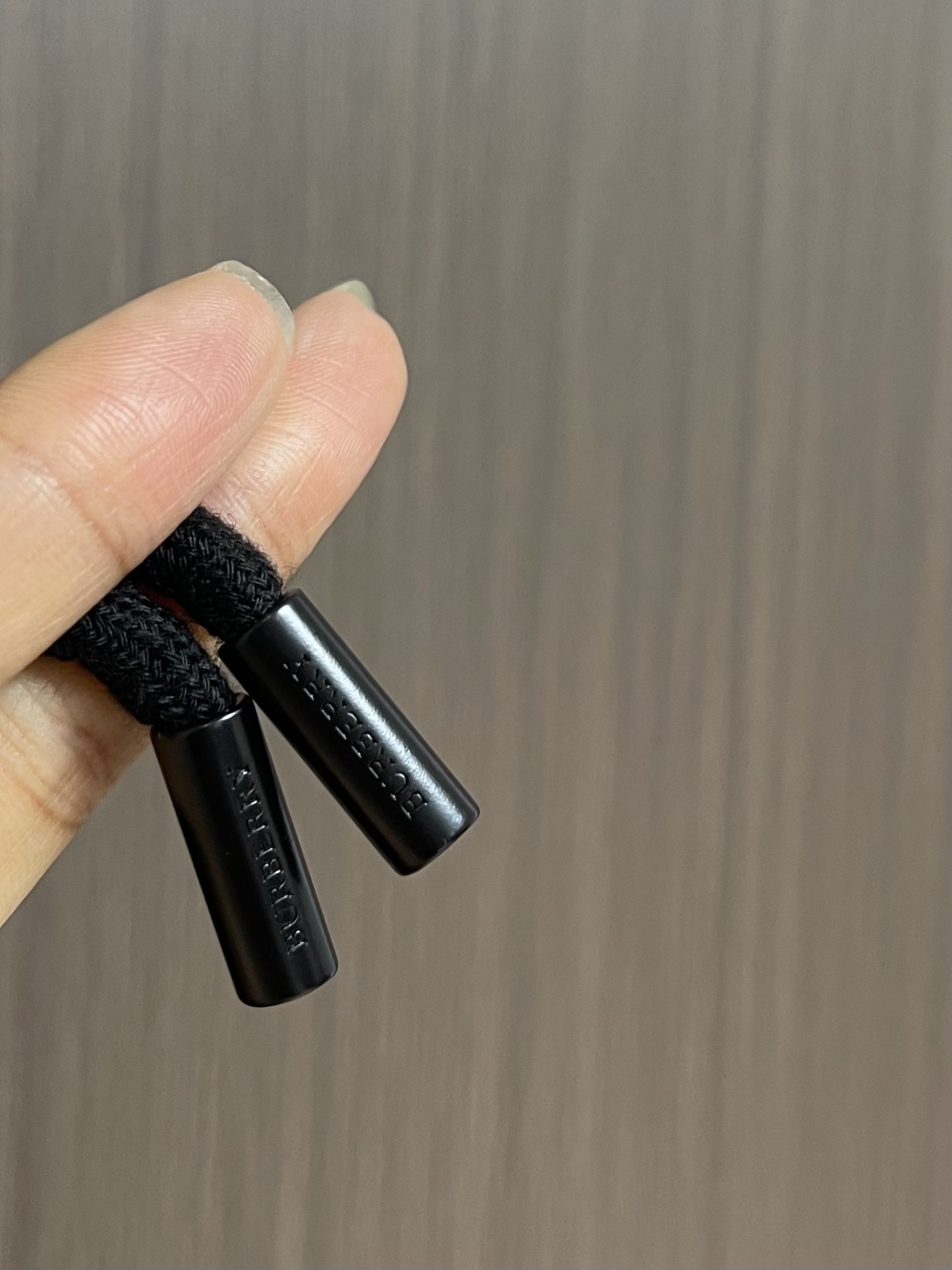 Burberry 2025SS早秋新款休闲裤，采用客供卫裤面料，战马标logo标志彰显品牌特征，腰部抽身