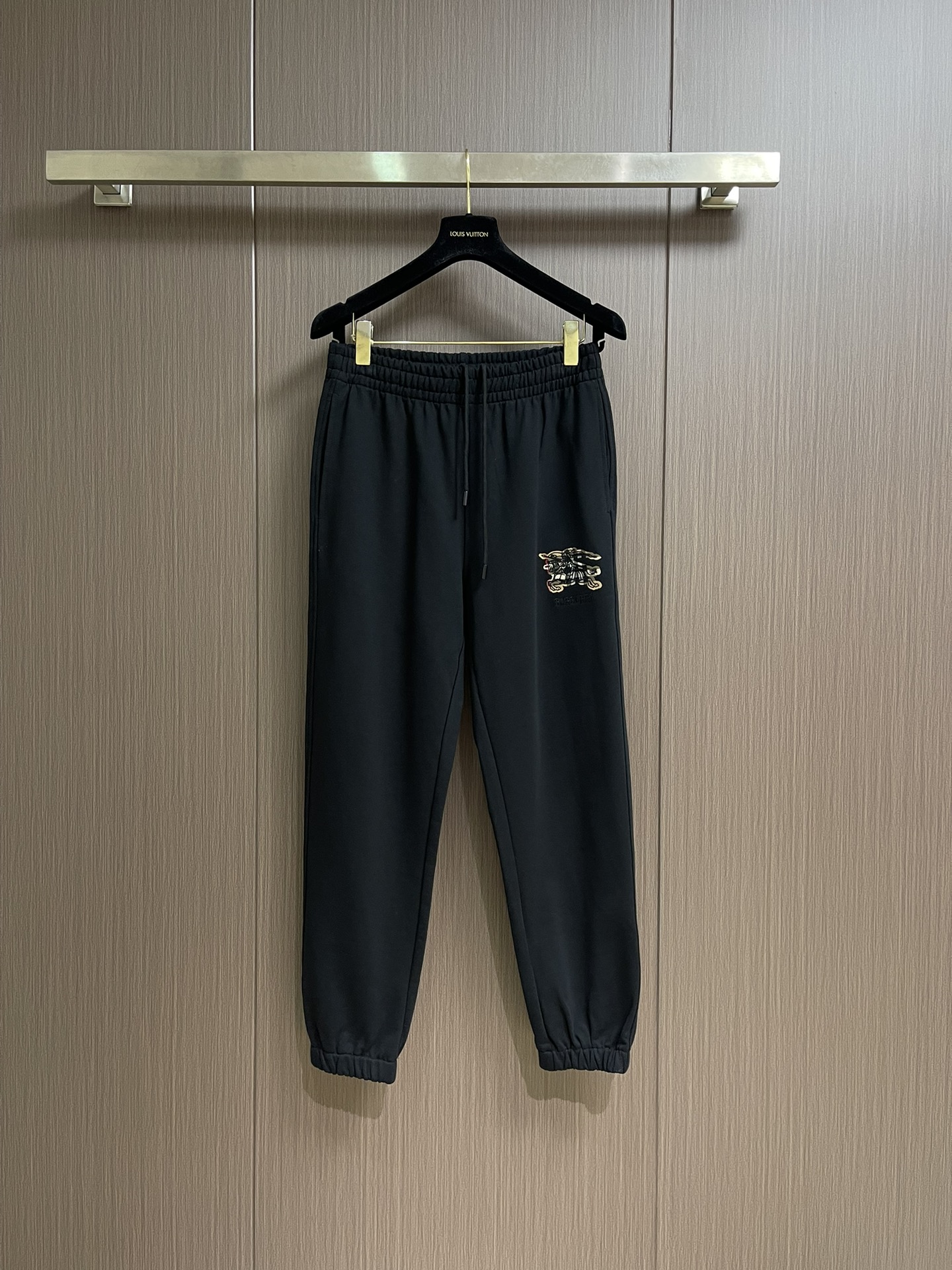 Burberry 2025SS早秋新款休闲裤，采用客供卫裤面料，战马标logo标志彰显品牌特征，腰部抽身