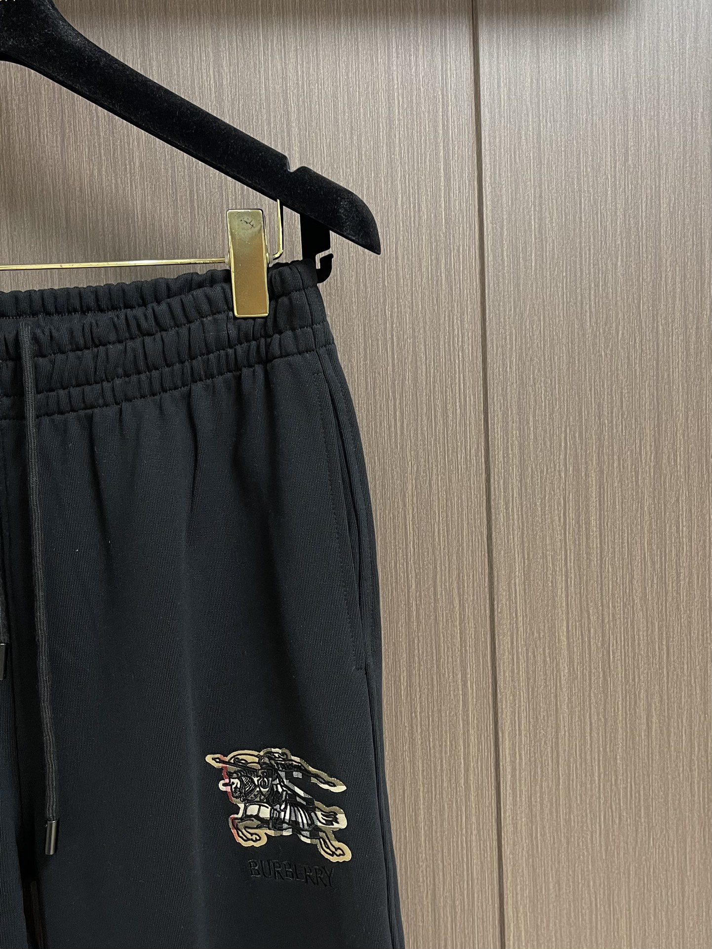 Burberry 2025SS早秋新款休闲裤，采用客供卫裤面料，战马标logo标志彰显品牌特征，腰部抽身