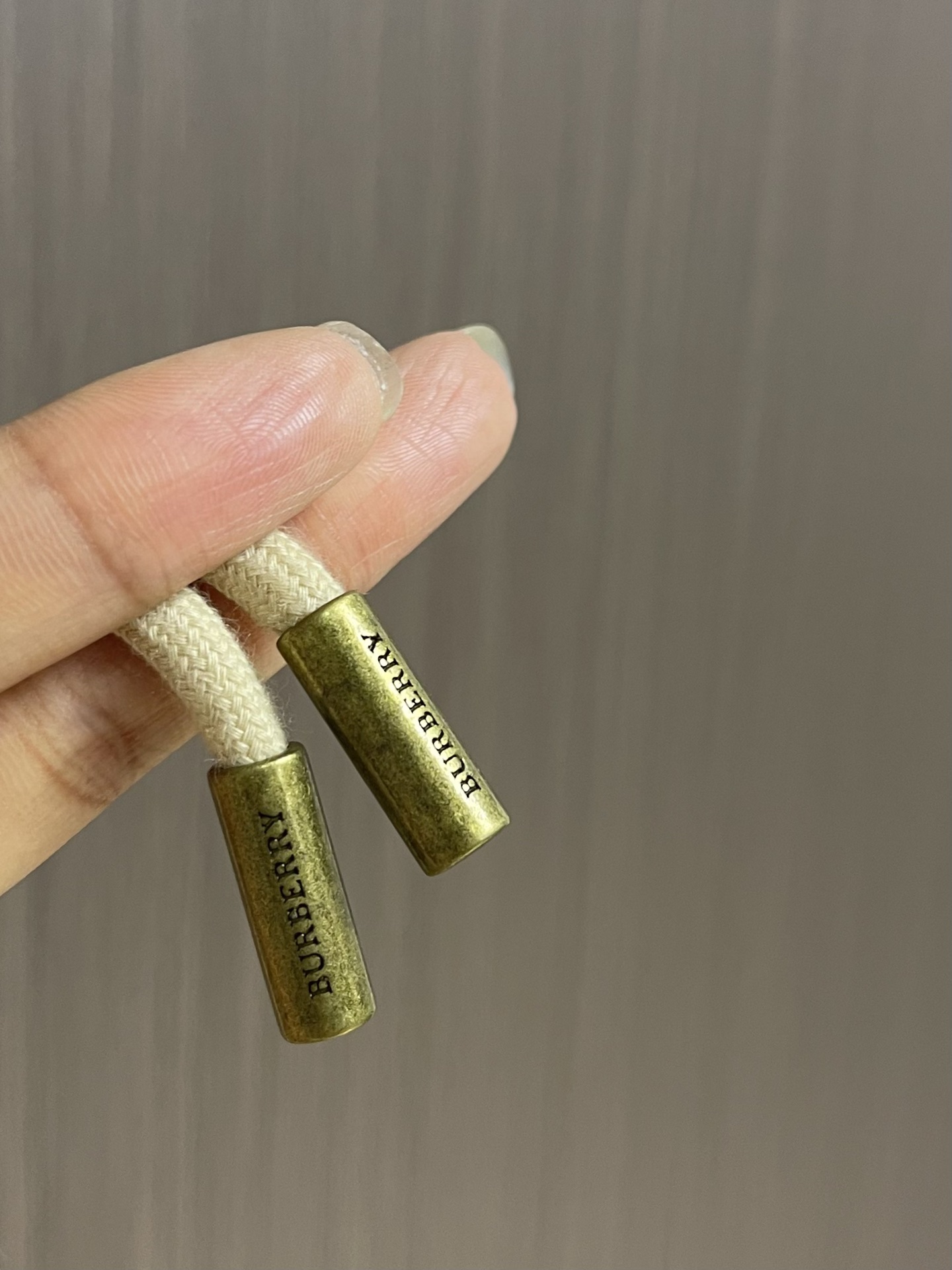 Burberry 2025SS早秋新款休闲裤，采用客供卫裤面料，战马标logo标志彰显品牌特征，腰部抽身