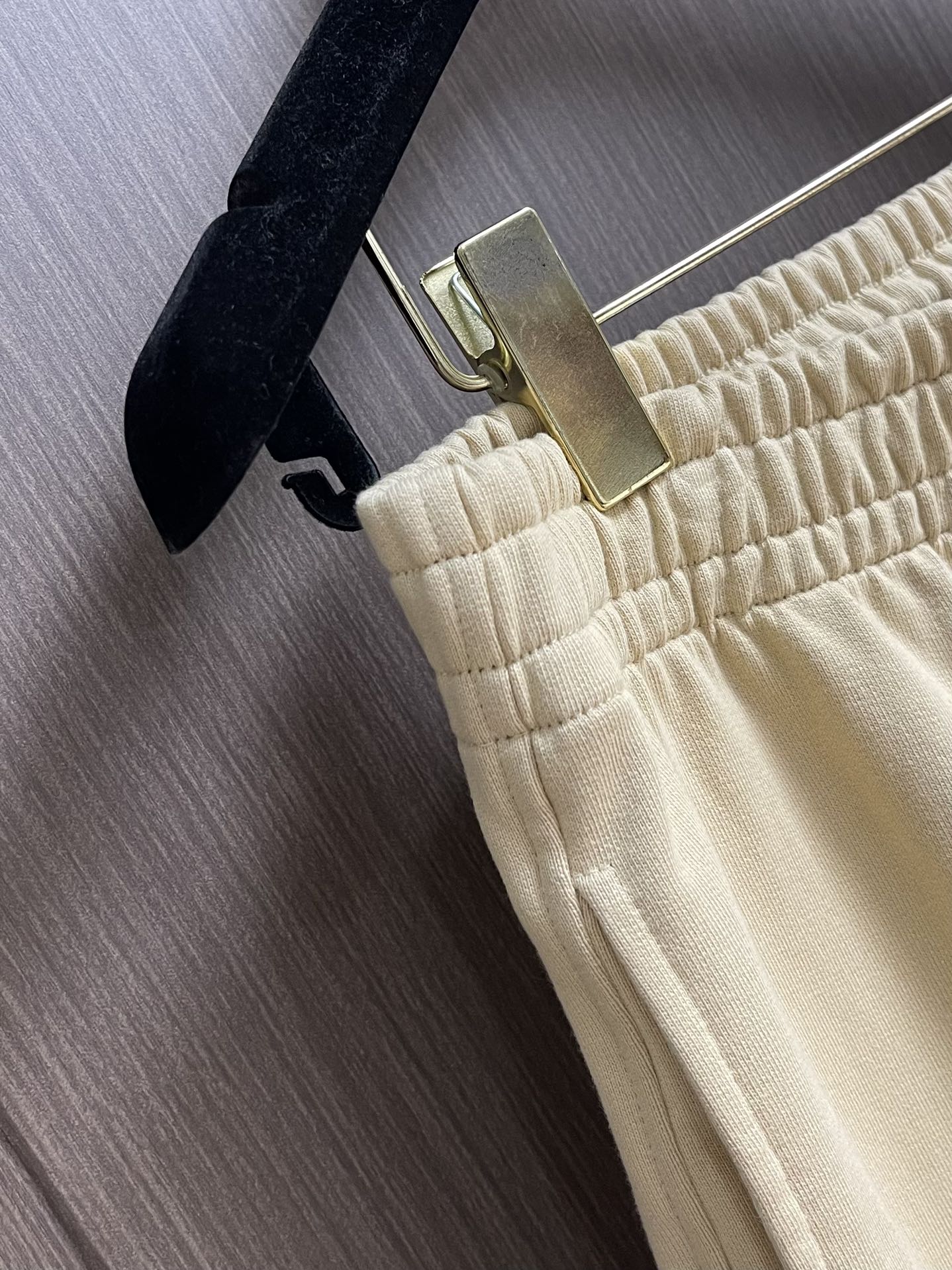 Burberry 2025SS早秋新款休闲裤，采用客供卫裤面料，战马标logo标志彰显品牌特征，腰部抽身