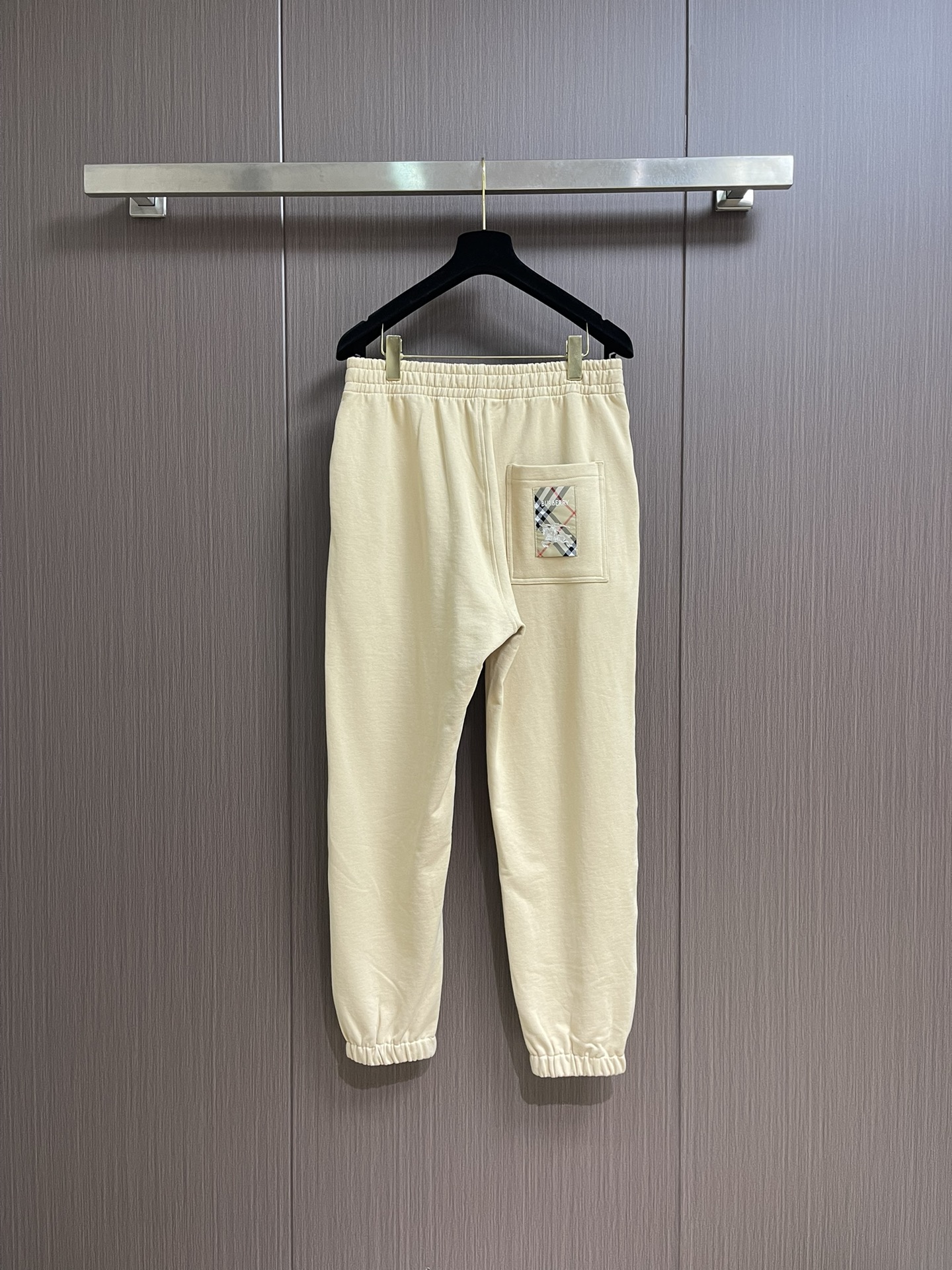 Burberry 2025SS早秋新款休闲裤，采用客供卫裤面料，战马标logo标志彰显品牌特征，腰部抽身