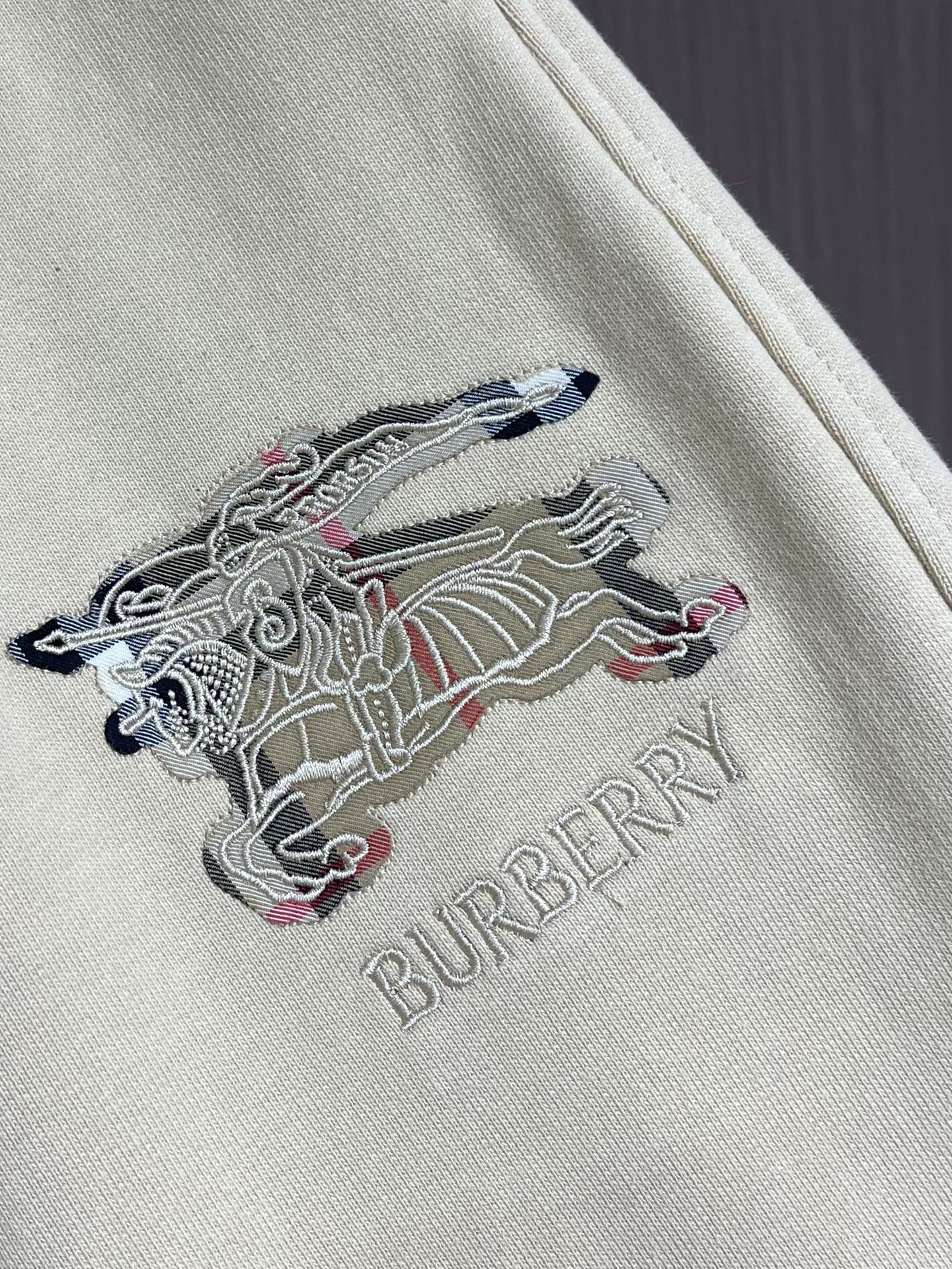 Burberry 2025SS早秋新款休闲裤，采用客供卫裤面料，战马标logo标志彰显品牌特征，腰部抽身