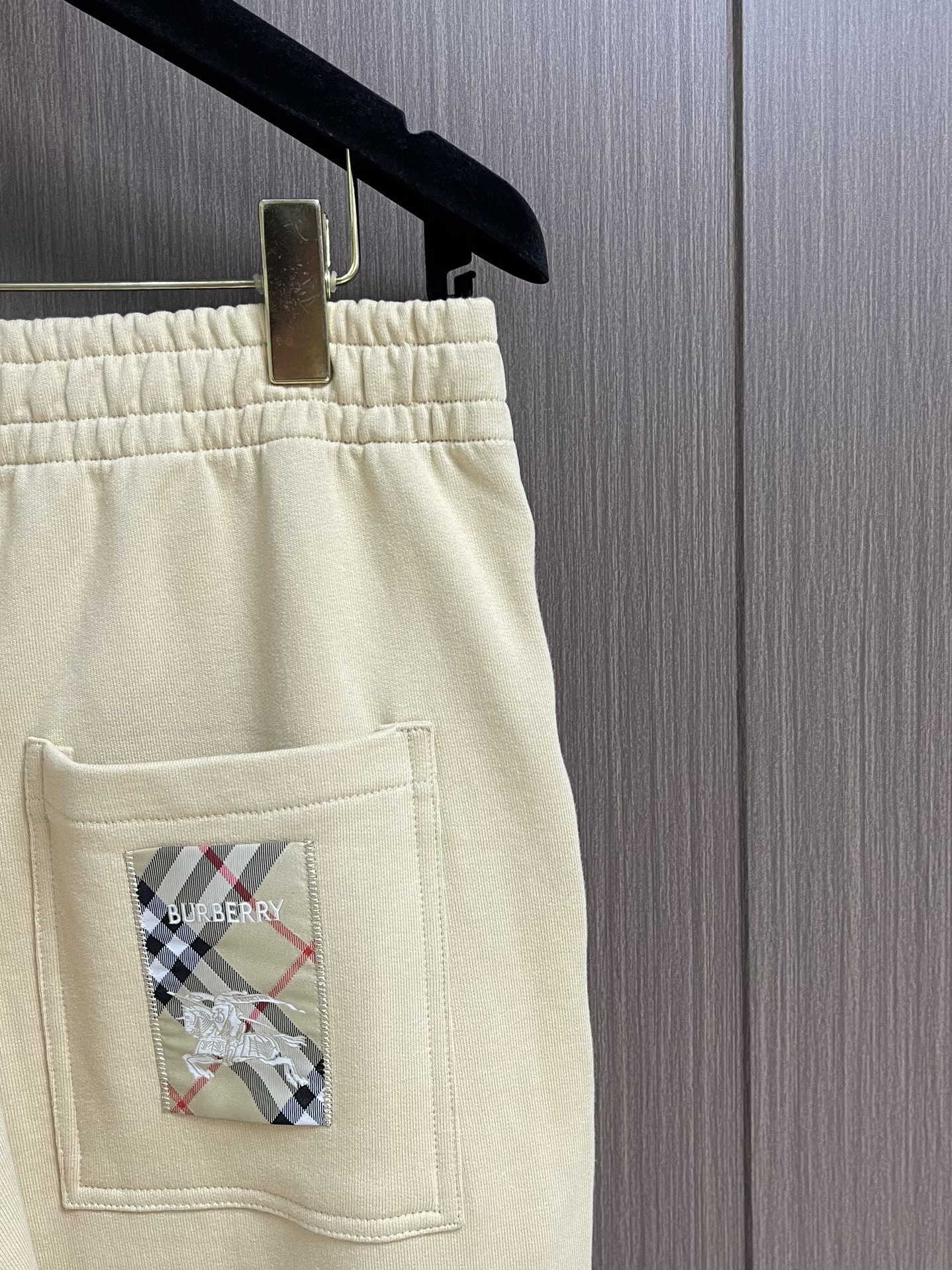 Burberry 2025SS早秋新款休闲裤，采用客供卫裤面料，战马标logo标志彰显品牌特征，腰部抽身